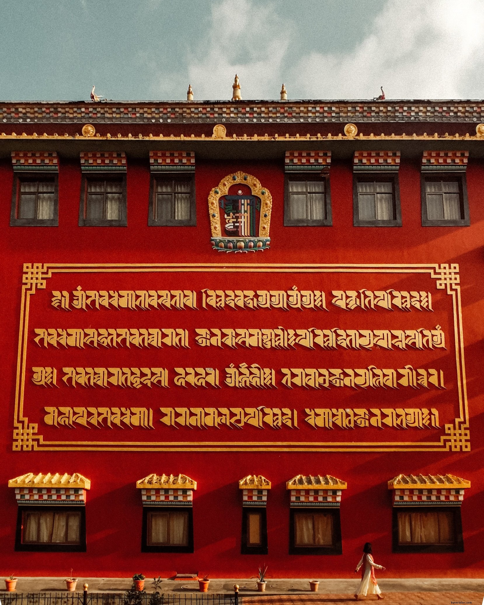 Lettrage en or sur une photo d’un temple rouge