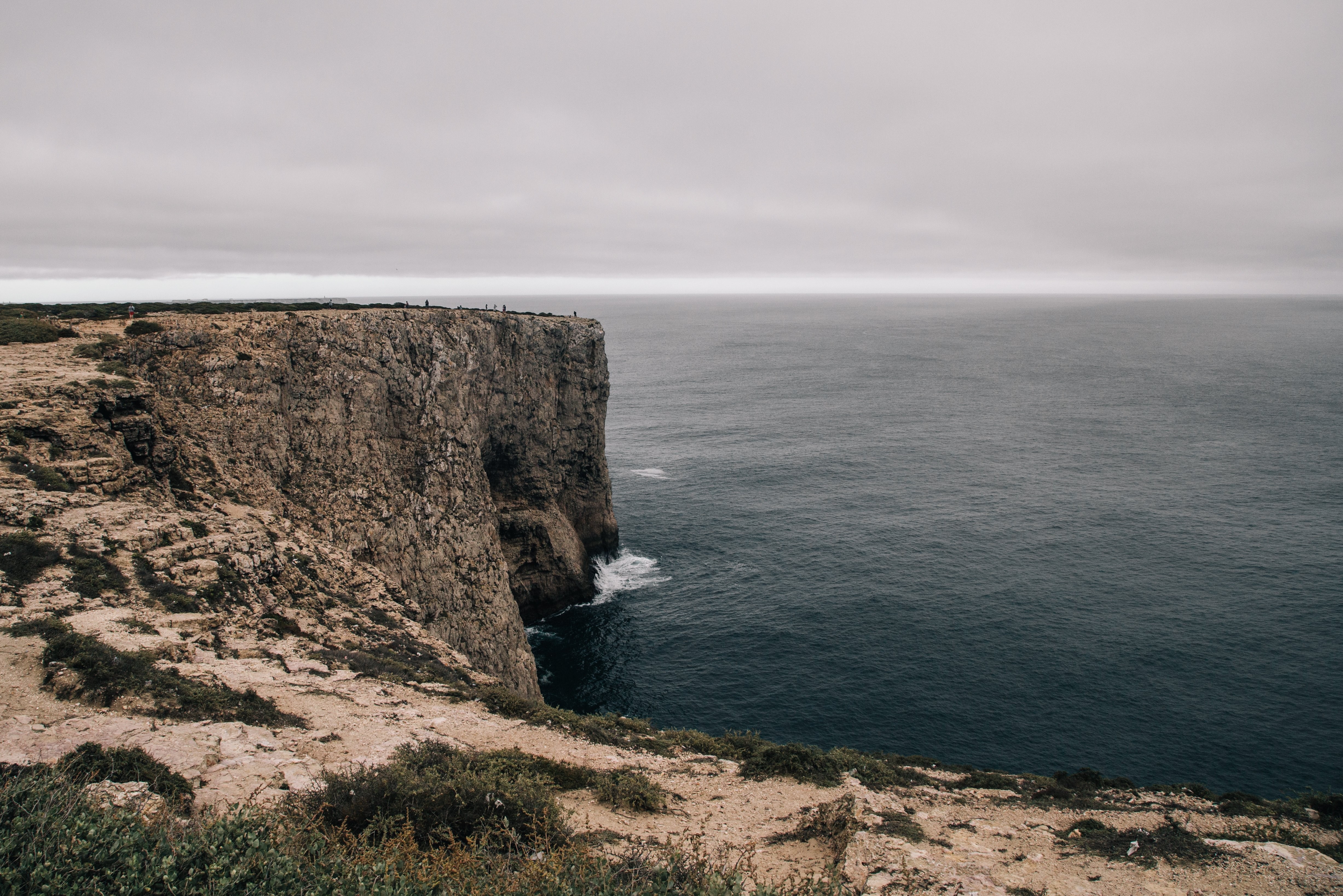 Photo d’un plateau rocheux entourant une petite baie