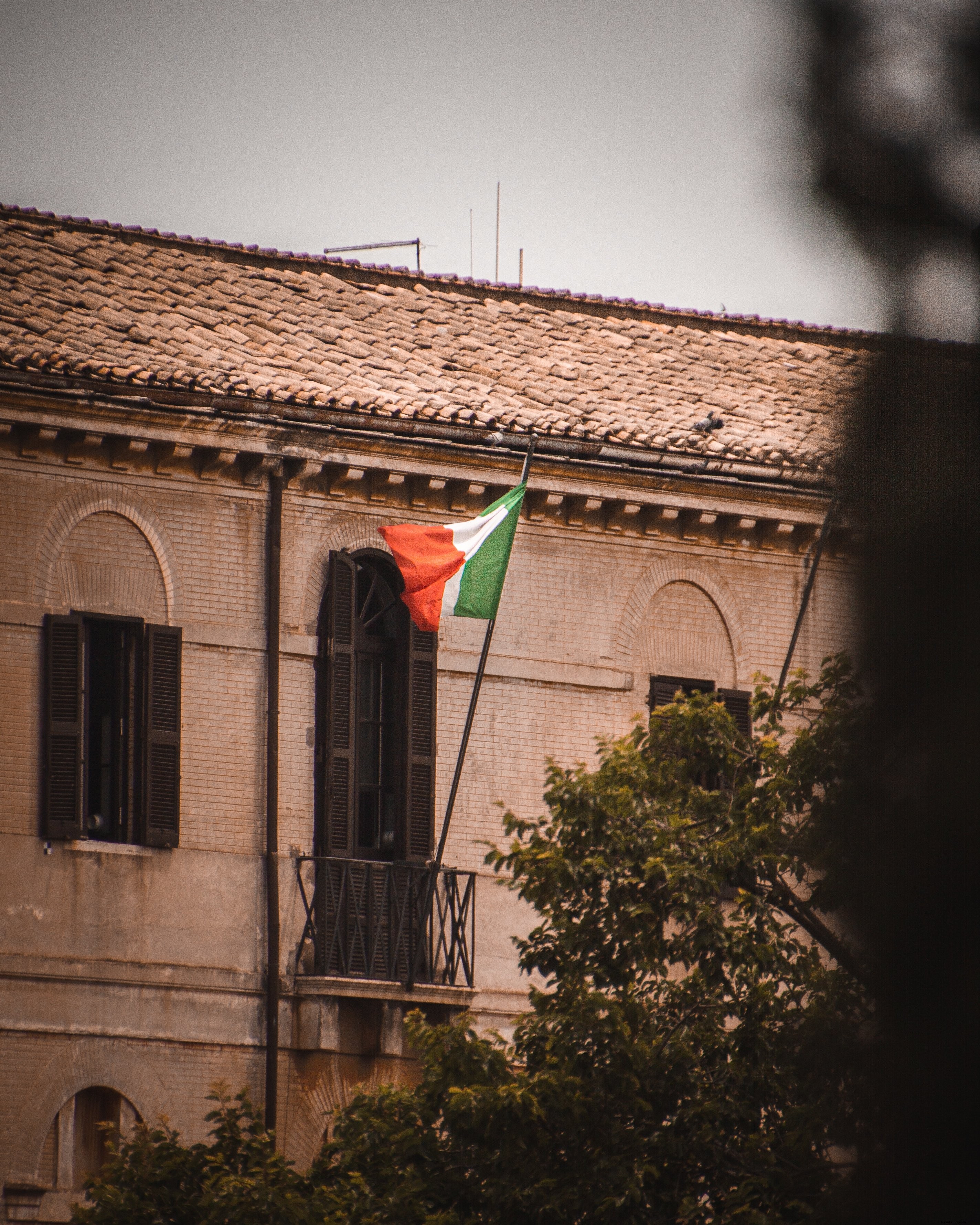 Photo : Un drapeau italien flotte depuis un balcon