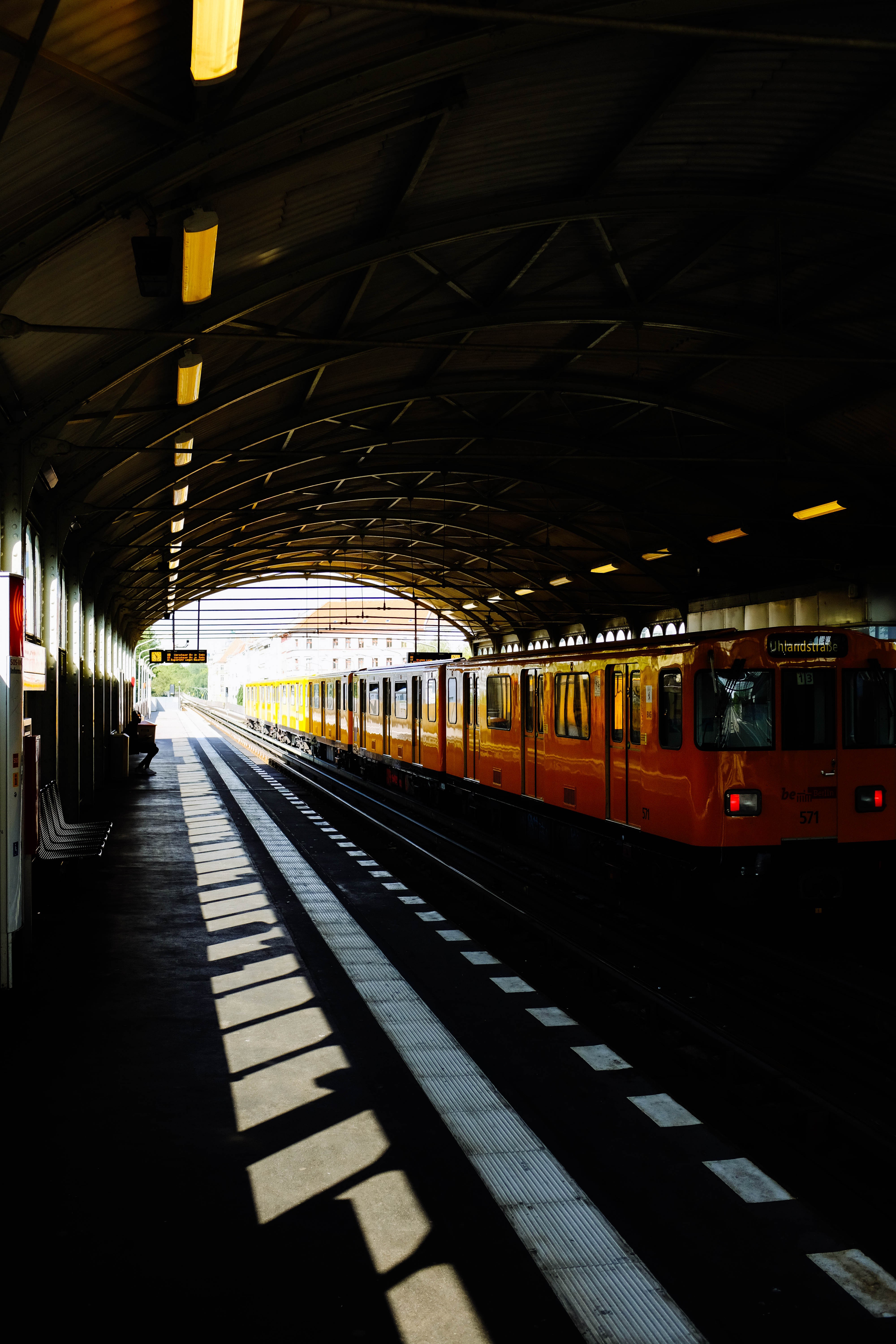 Photo d’un train dans une station sombre