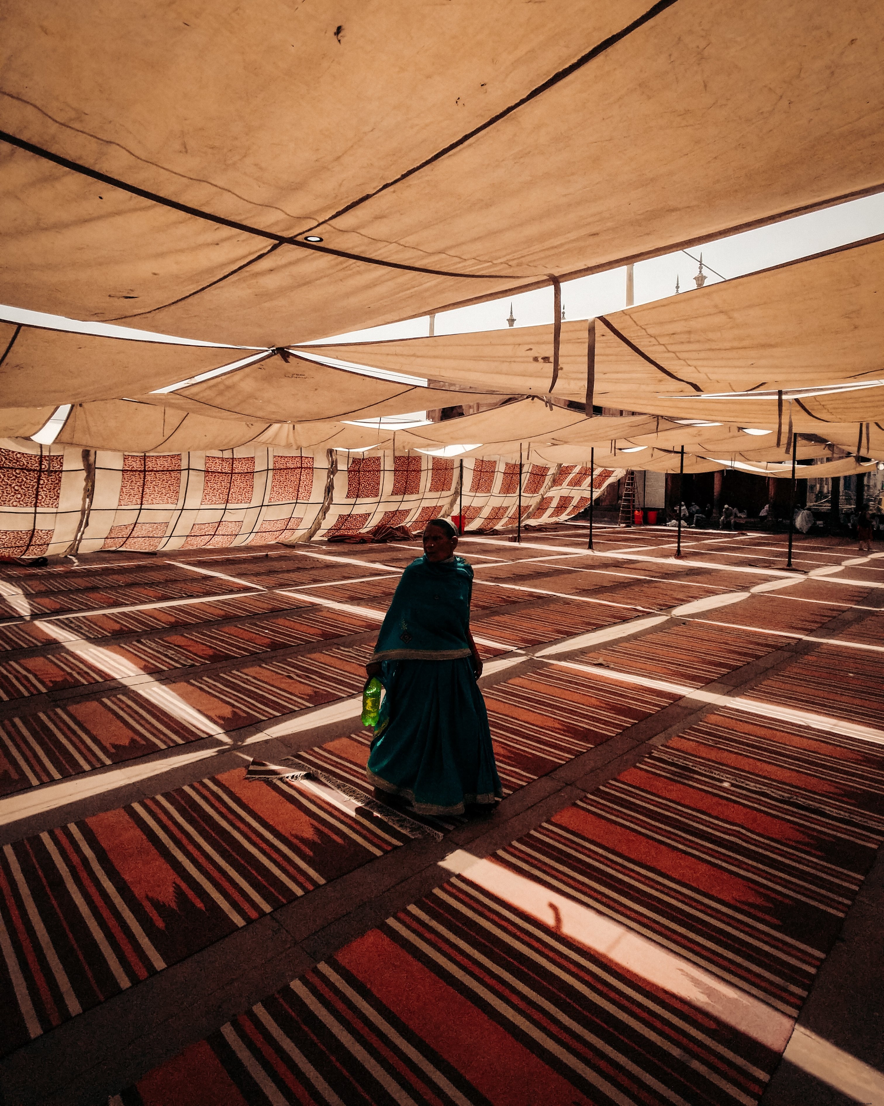 Photo : Femme debout sous une grande tente