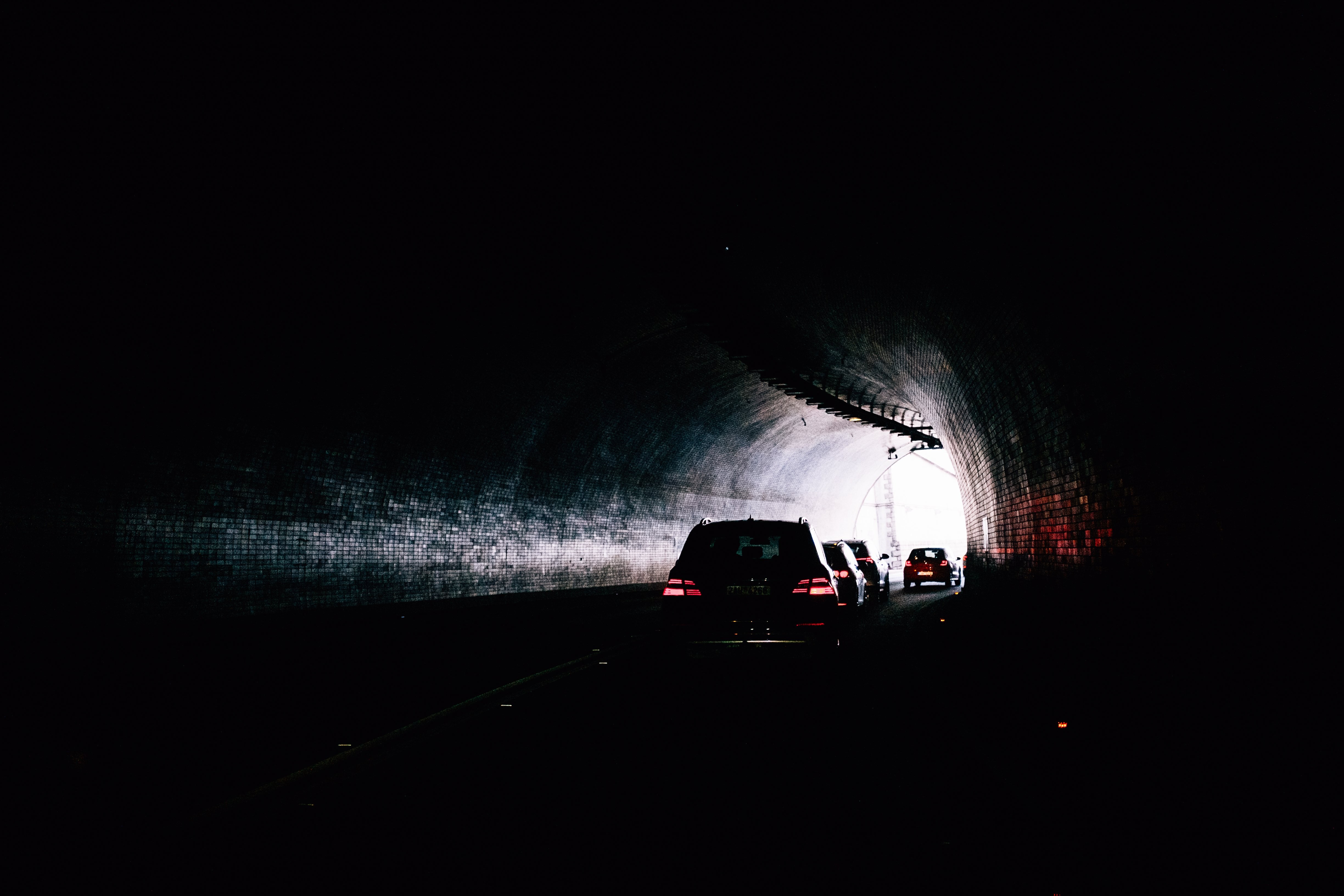 Des yeux rouges scrutant l’obscurité d’un tunnel