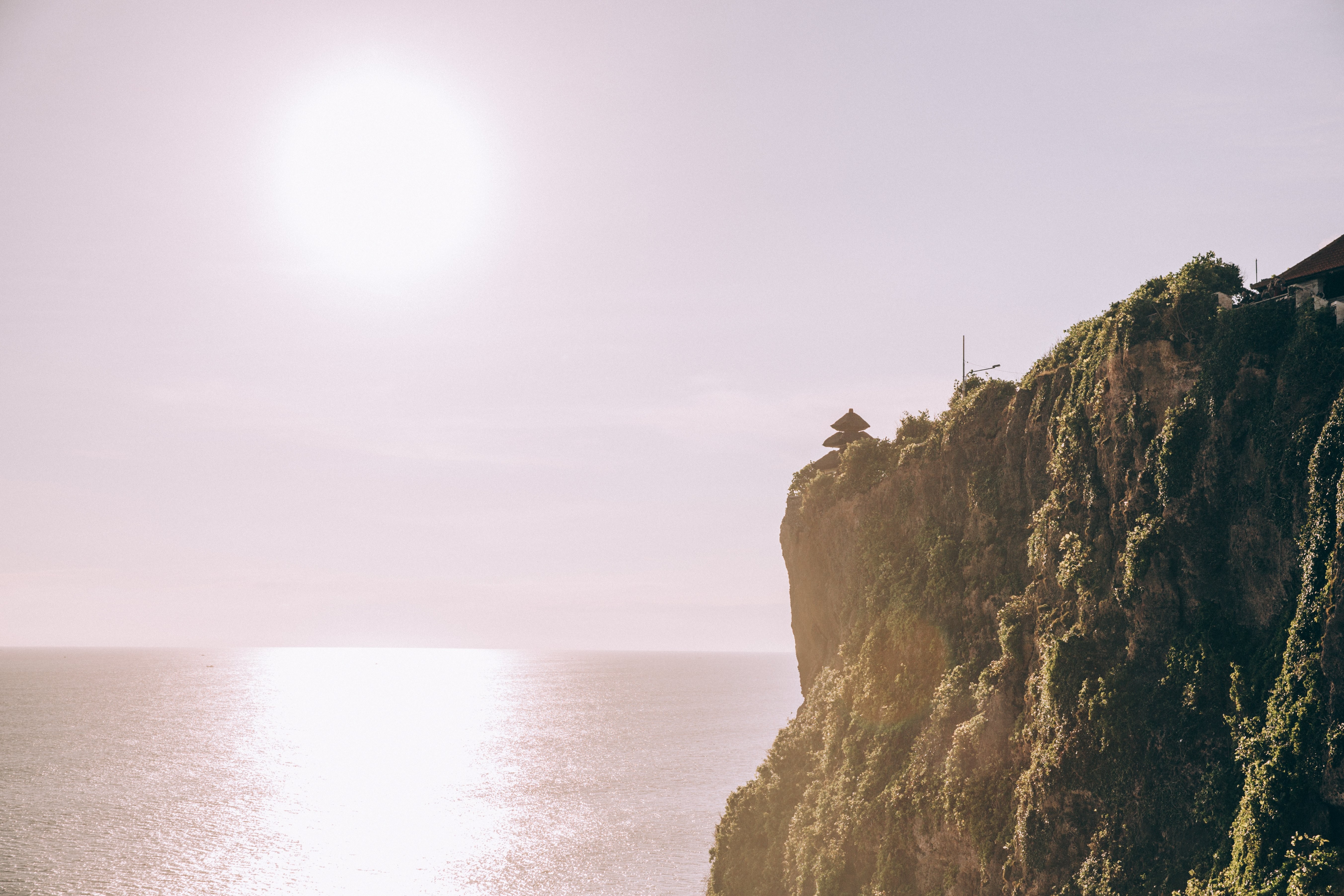 Photo d un coucher de soleil sur la falaise de la jungle