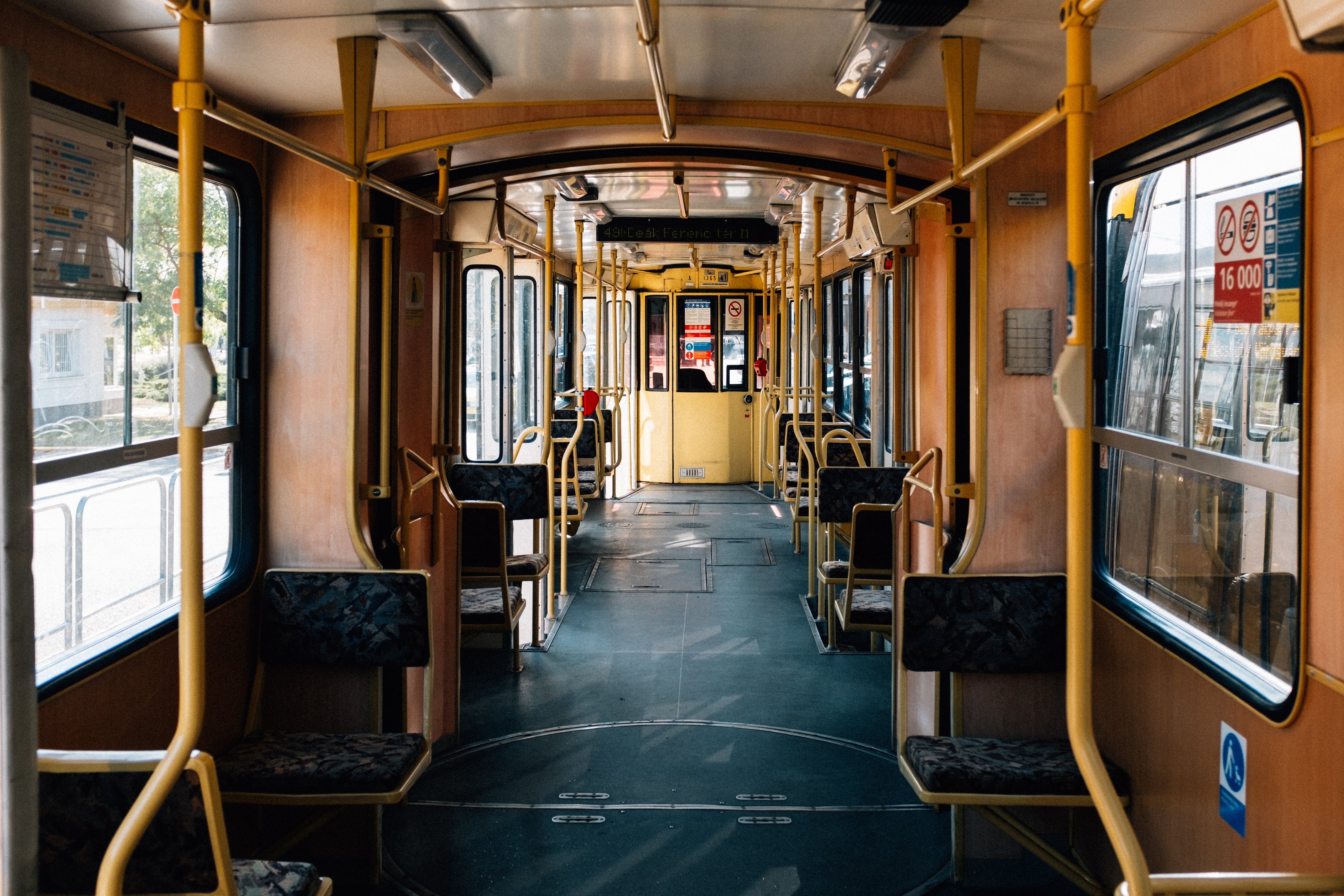 Intérieur en bois sur une photo de tramway