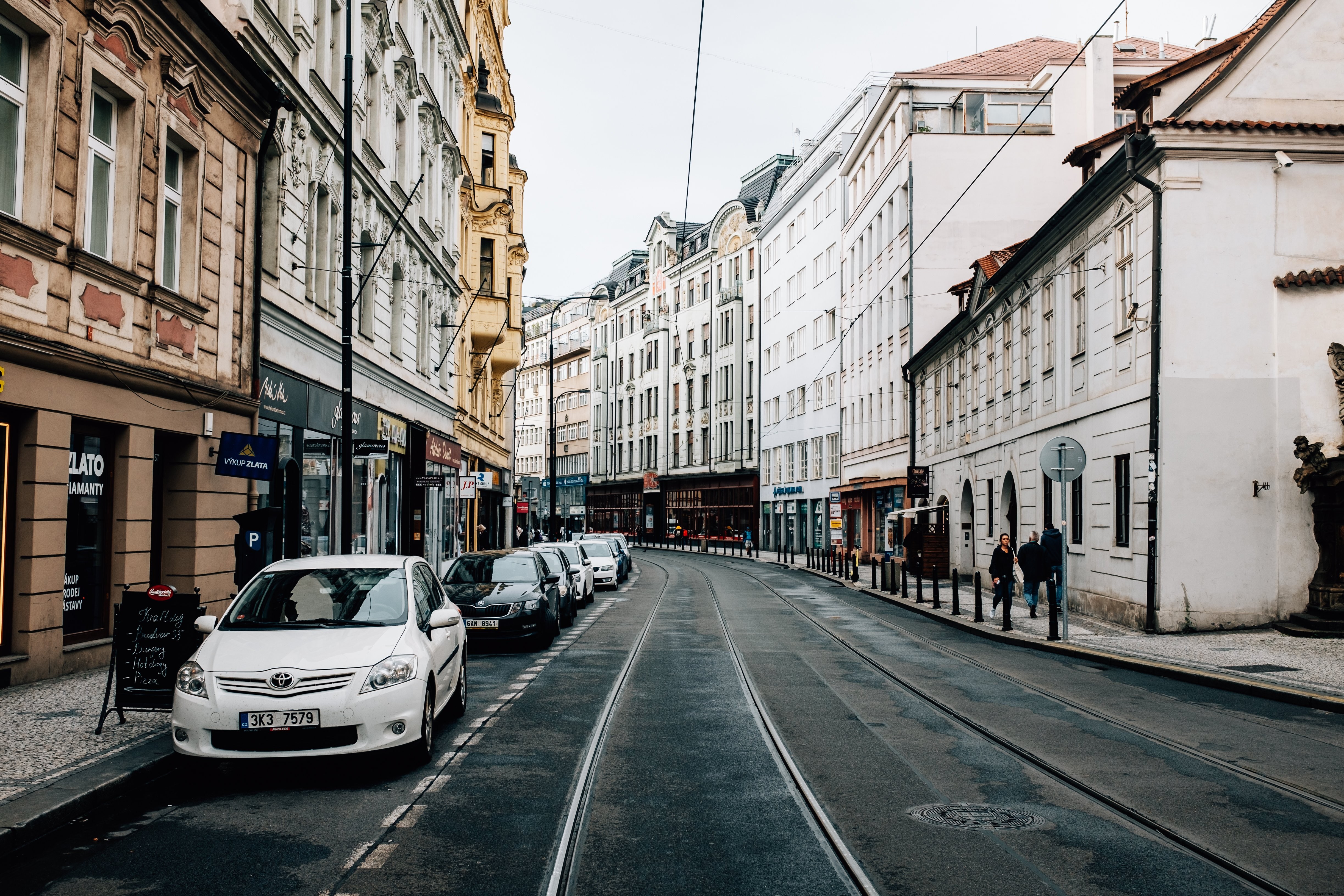 Photo d une rue étroite bordée de hauts immeubles minces