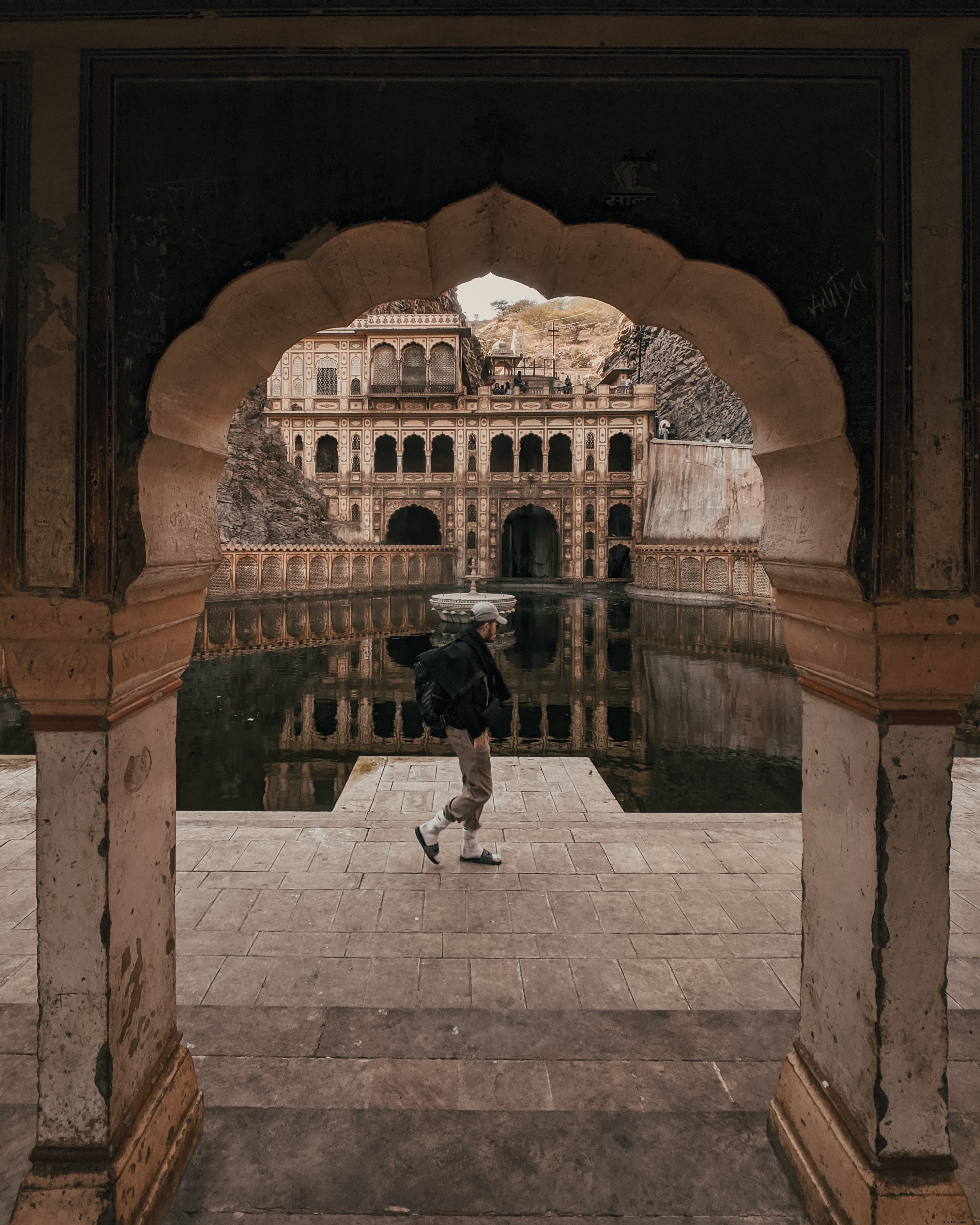 Un homme se promène autour du temple Galta Ji – Photo