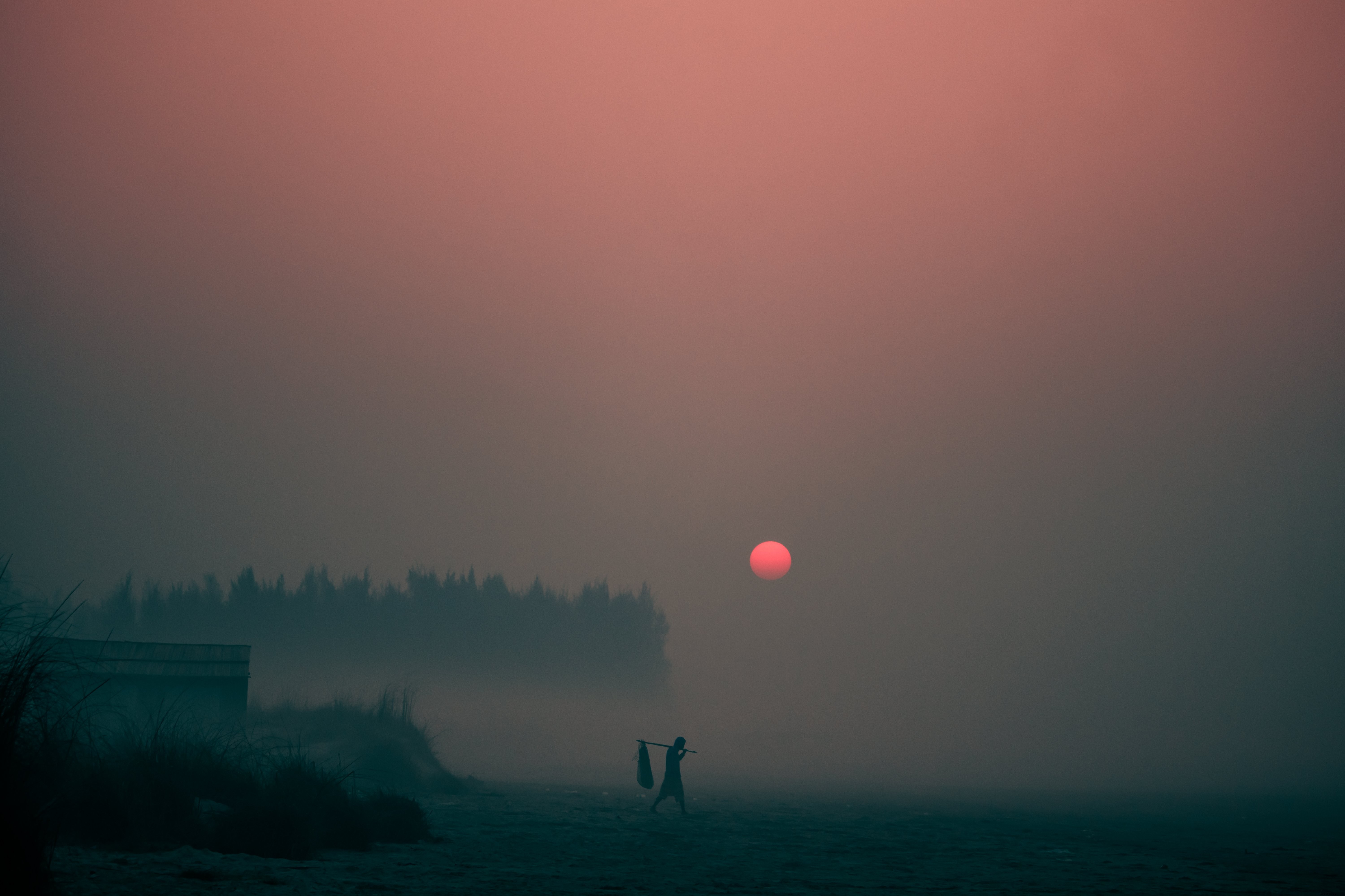 Le soleil se couche derrière une épaisse brume du soir