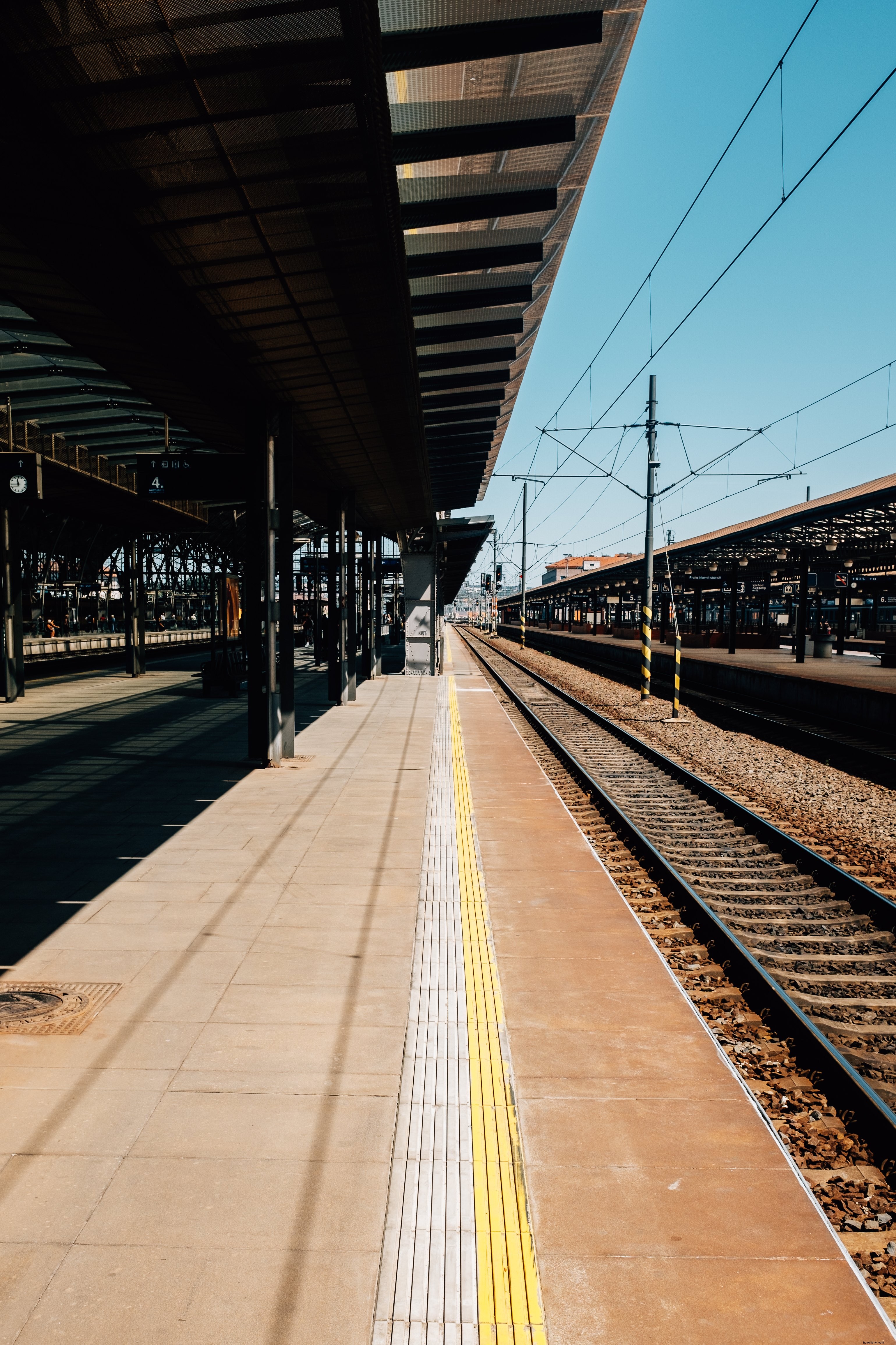 Photo d’une vue symétrique de la gare en plein air