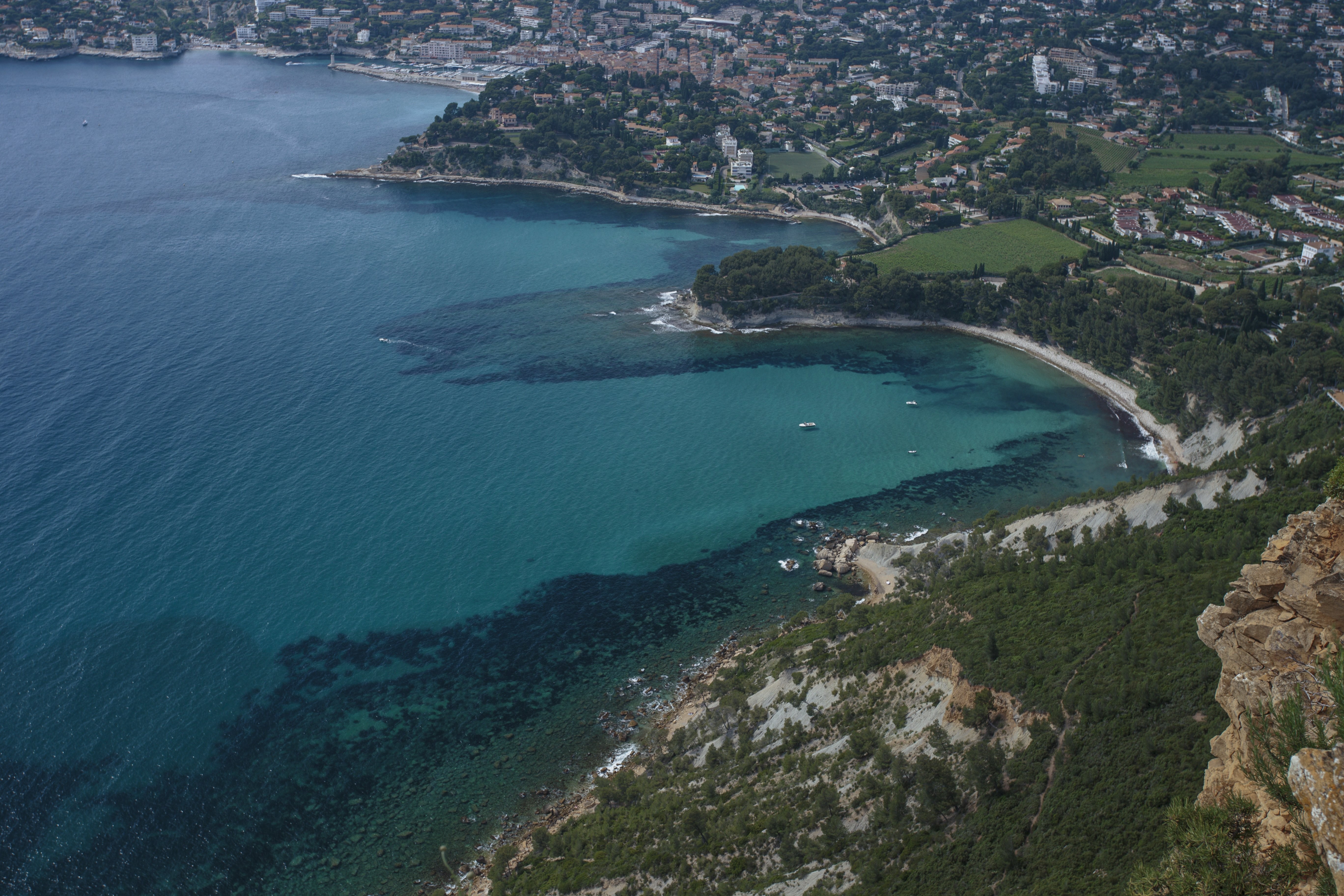 Vue aérienne d une eau bleu clair au bord