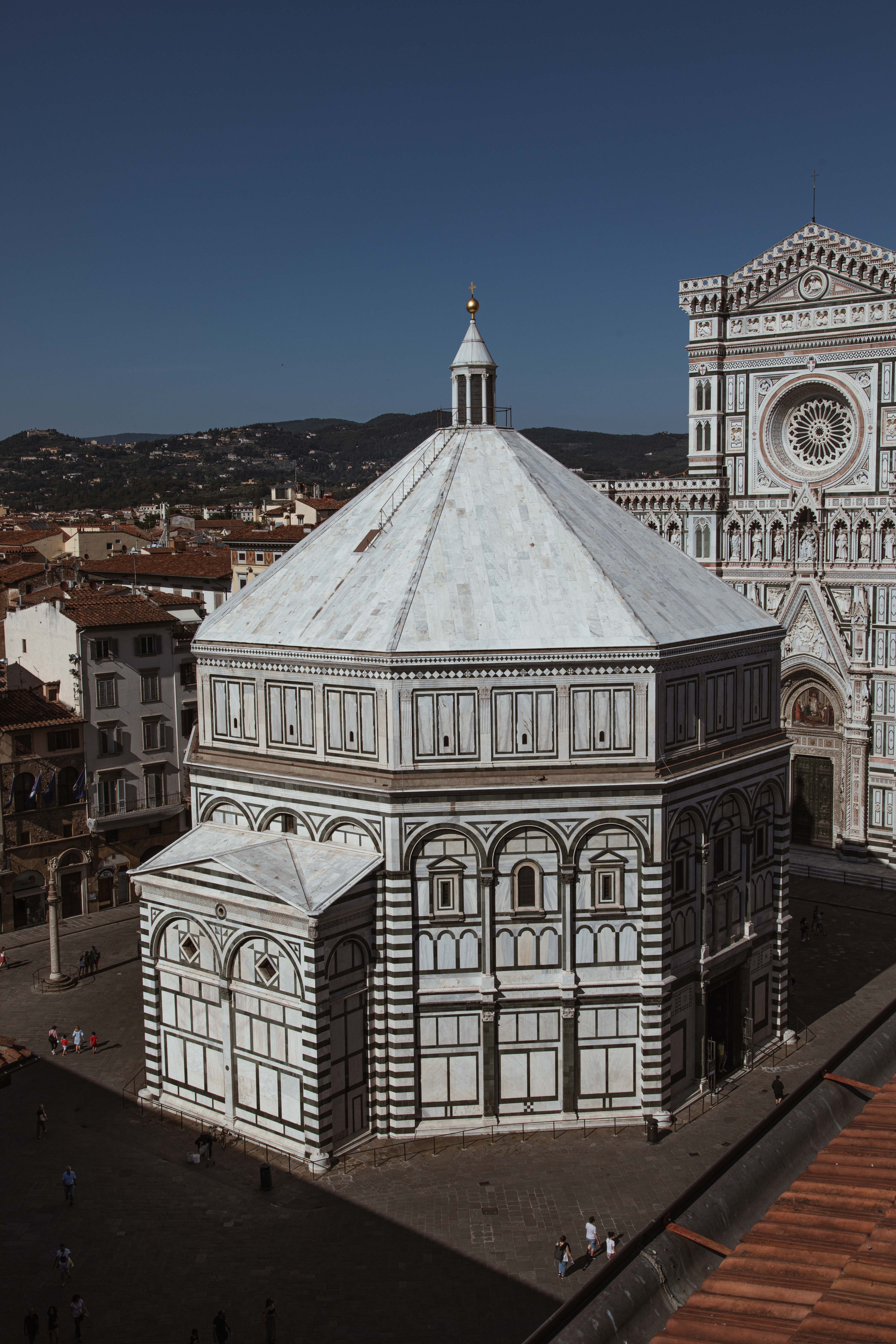 Cathédrale italienne sous un ciel d un bleu profond
