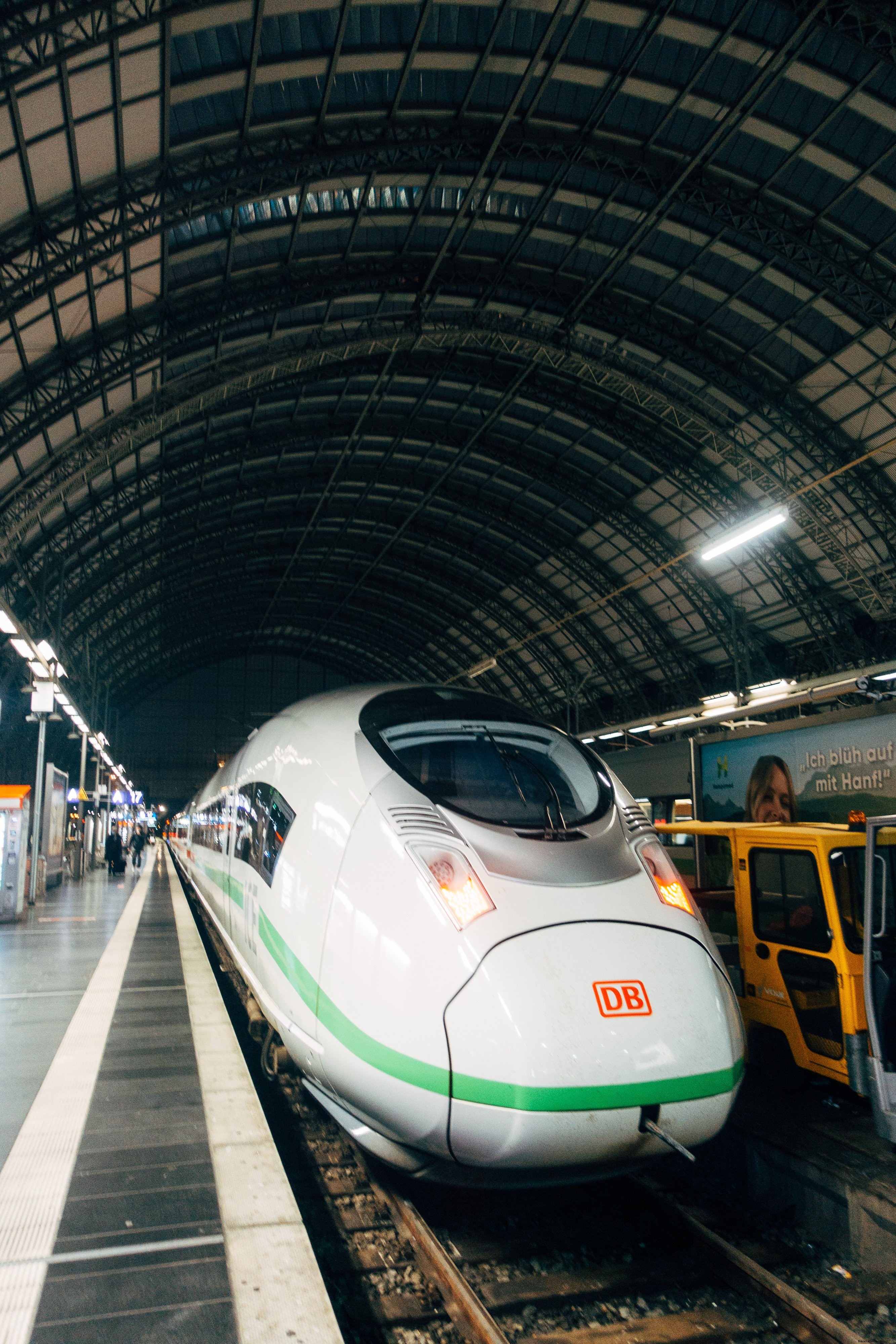 Photo d un train blanc à l arrêt à la gare