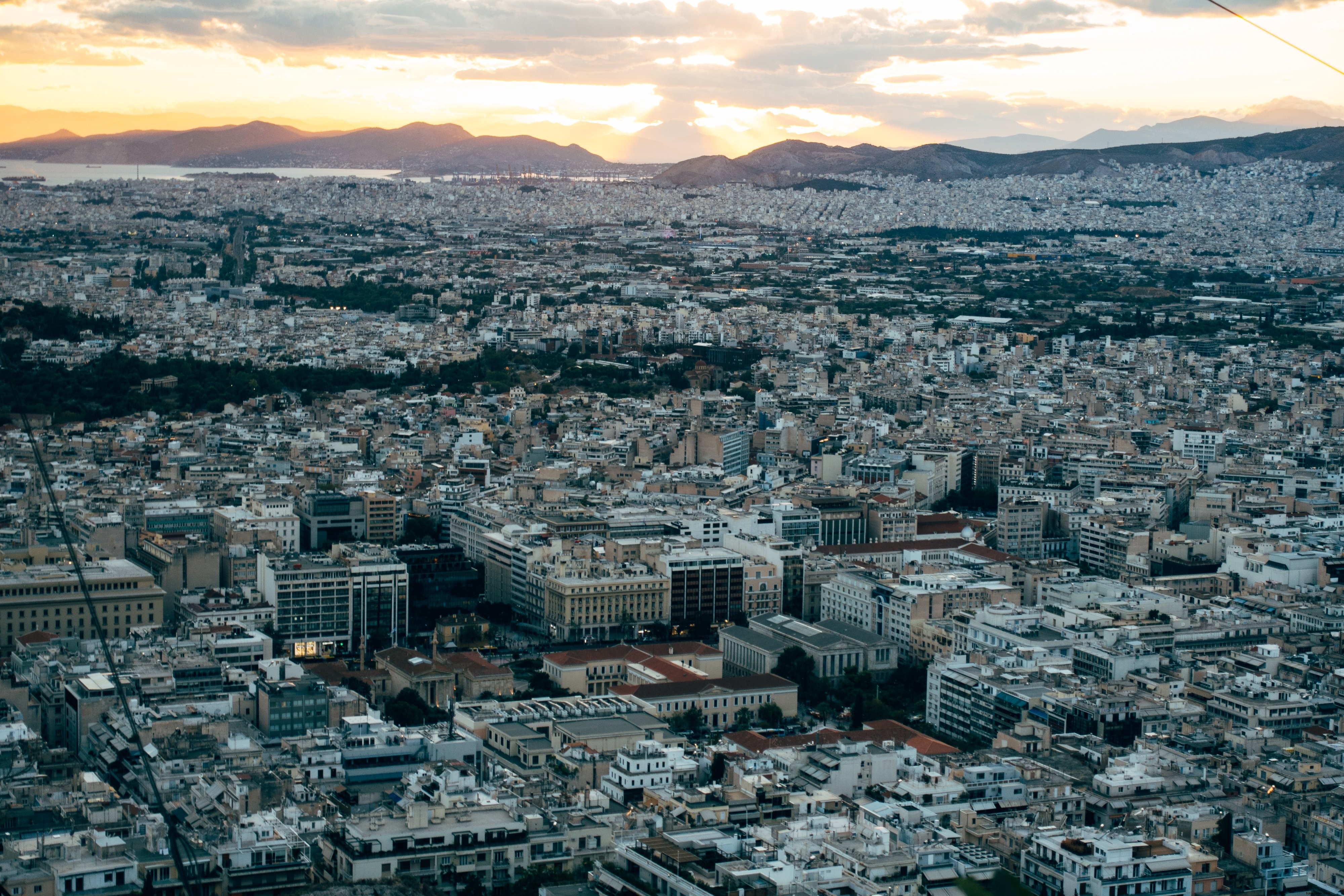 Coucher de soleil sur une ville bordée de collines
