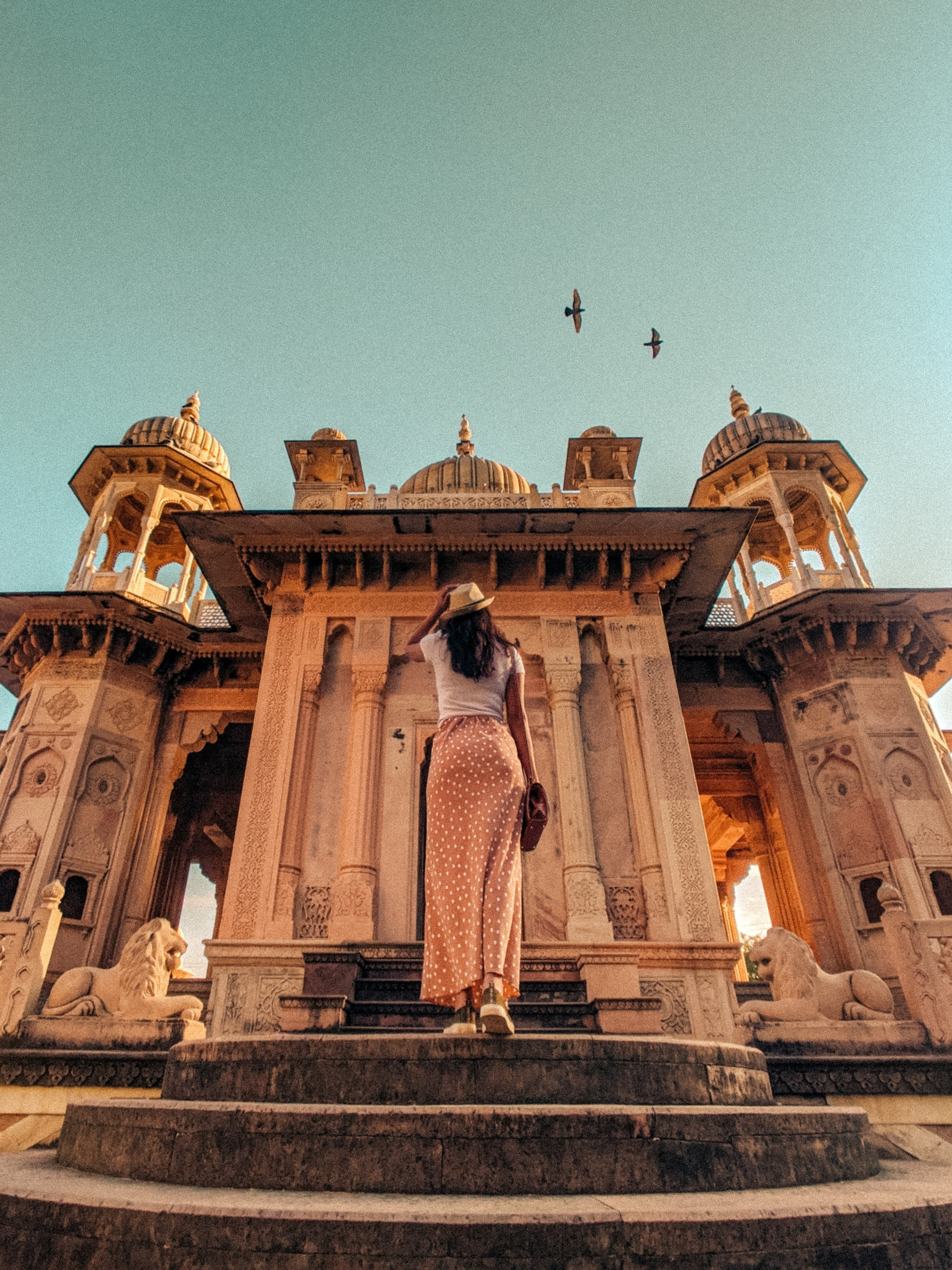 Femme contemplant une photographie d architecture orientale