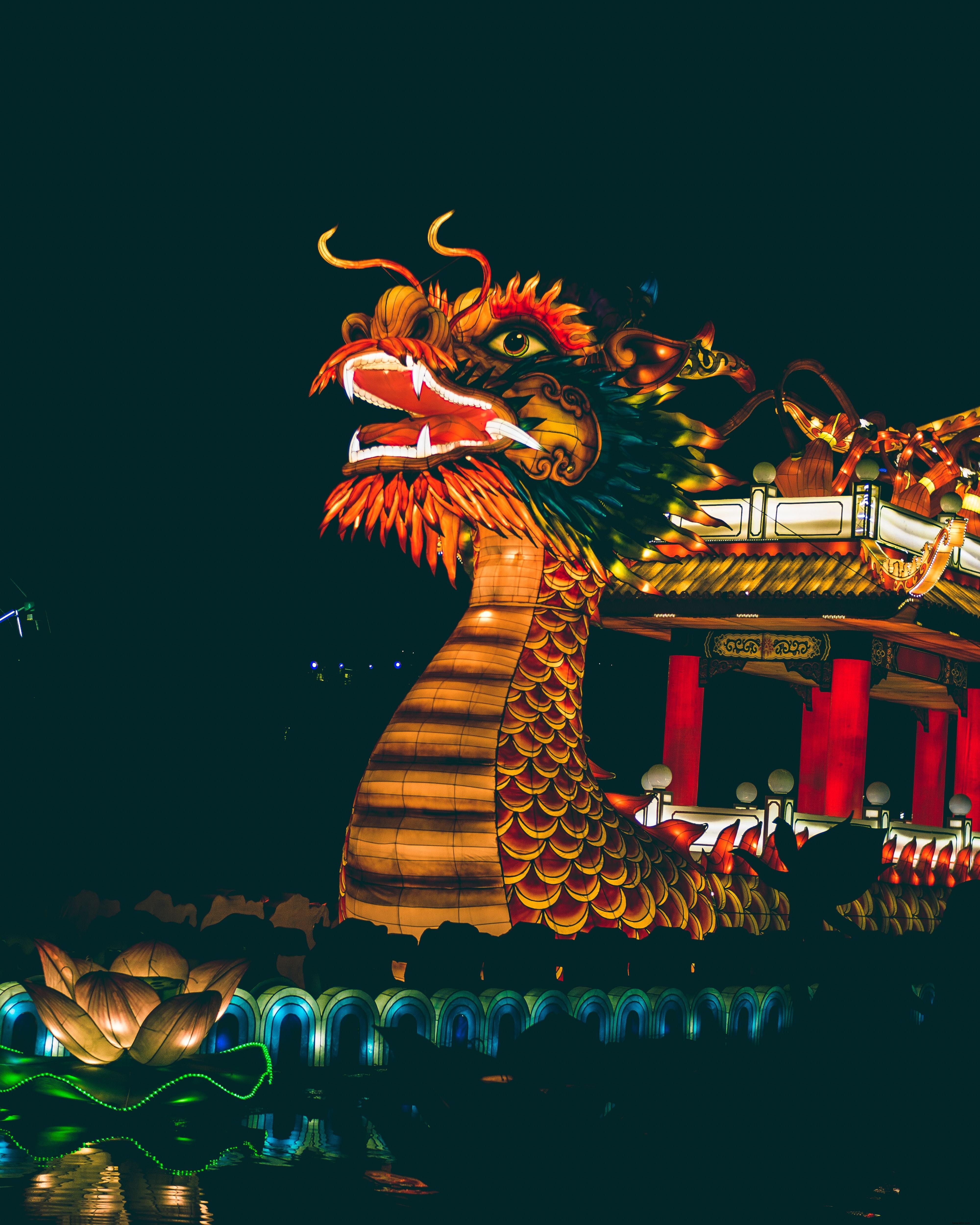 Photo d un bateau en forme de dragon de nuit