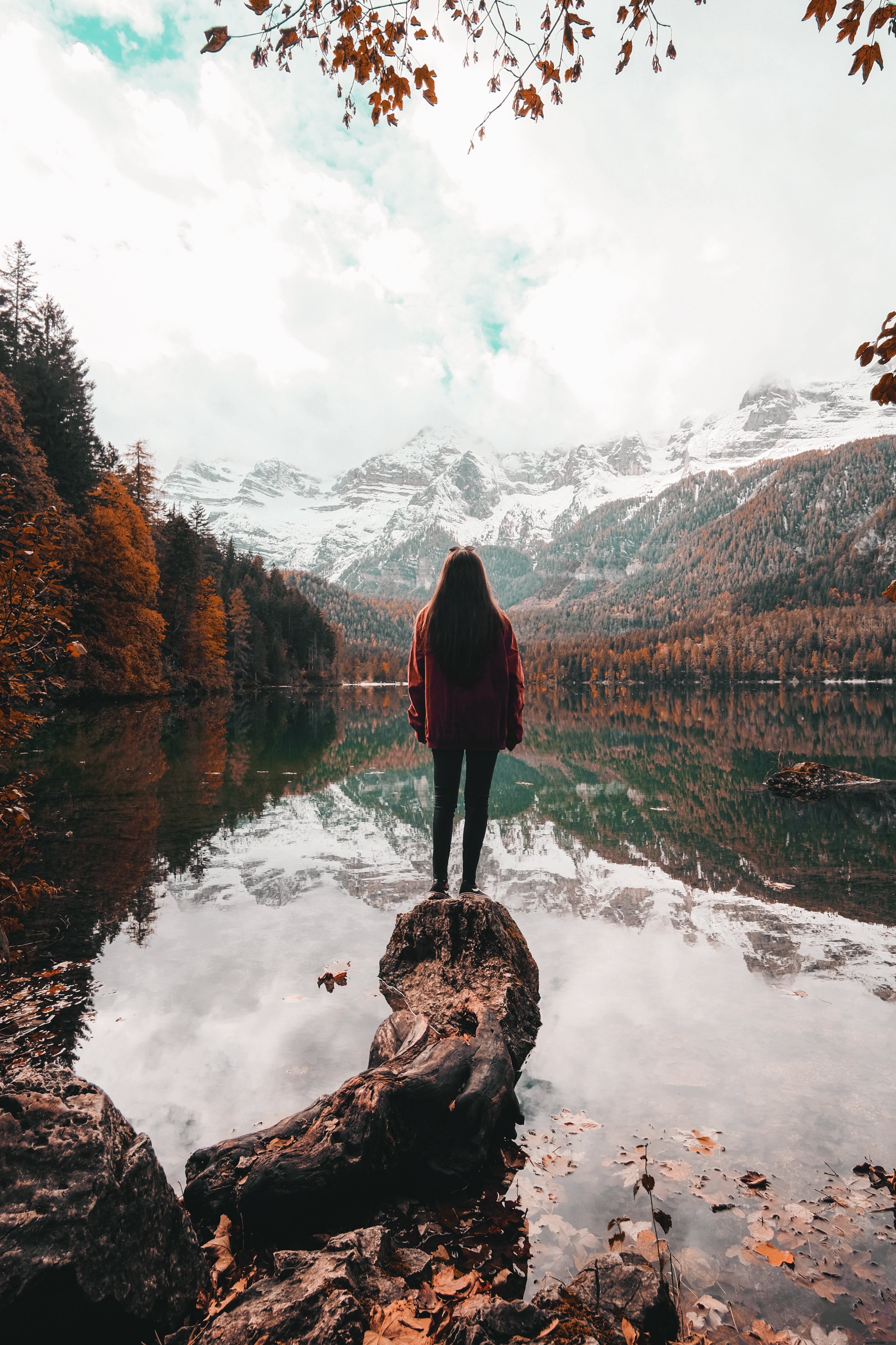 Une personne contemple une journée d automne au bord d un lac