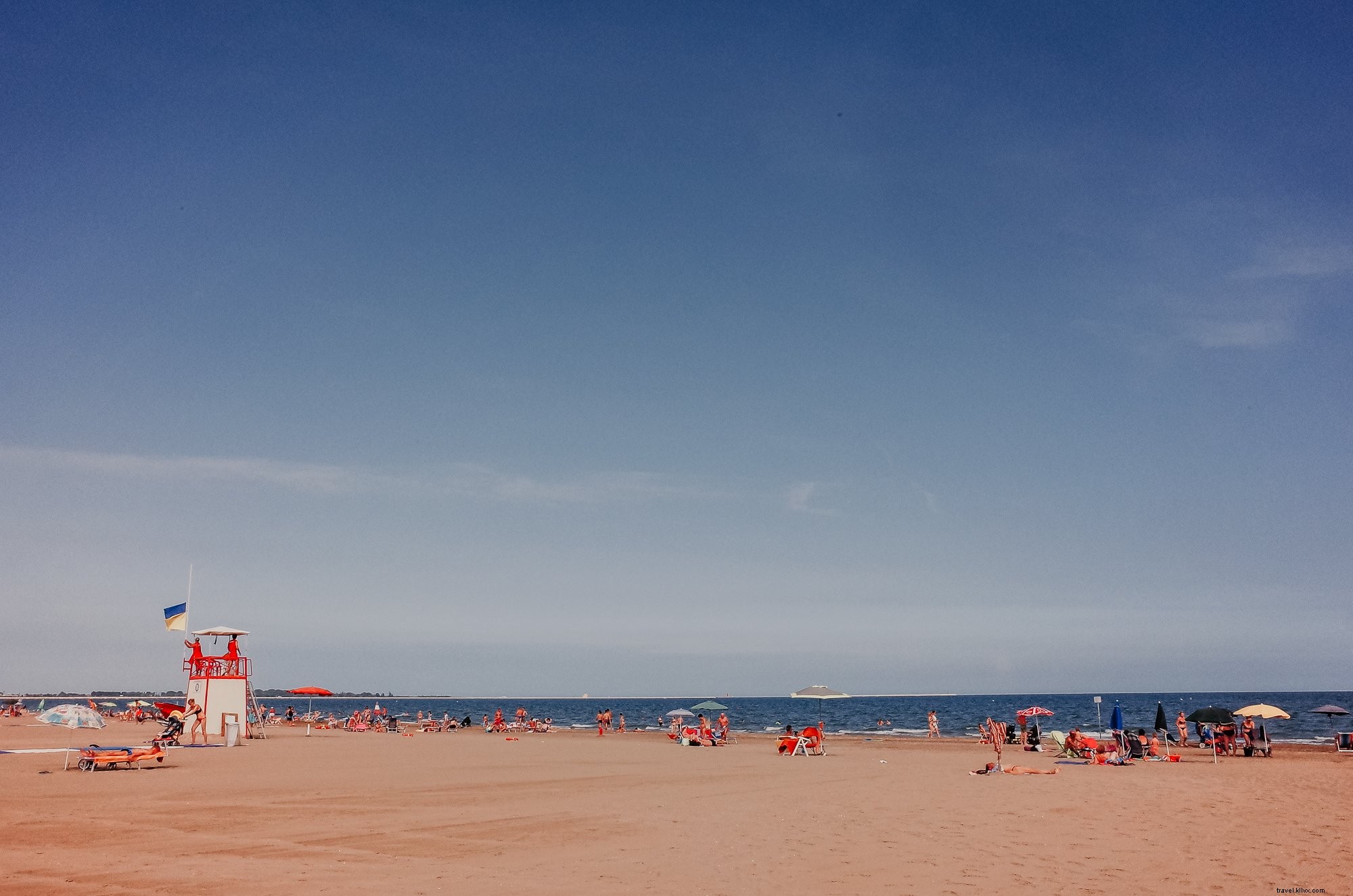Des gens profitent d’une journée ensoleillée à la plage