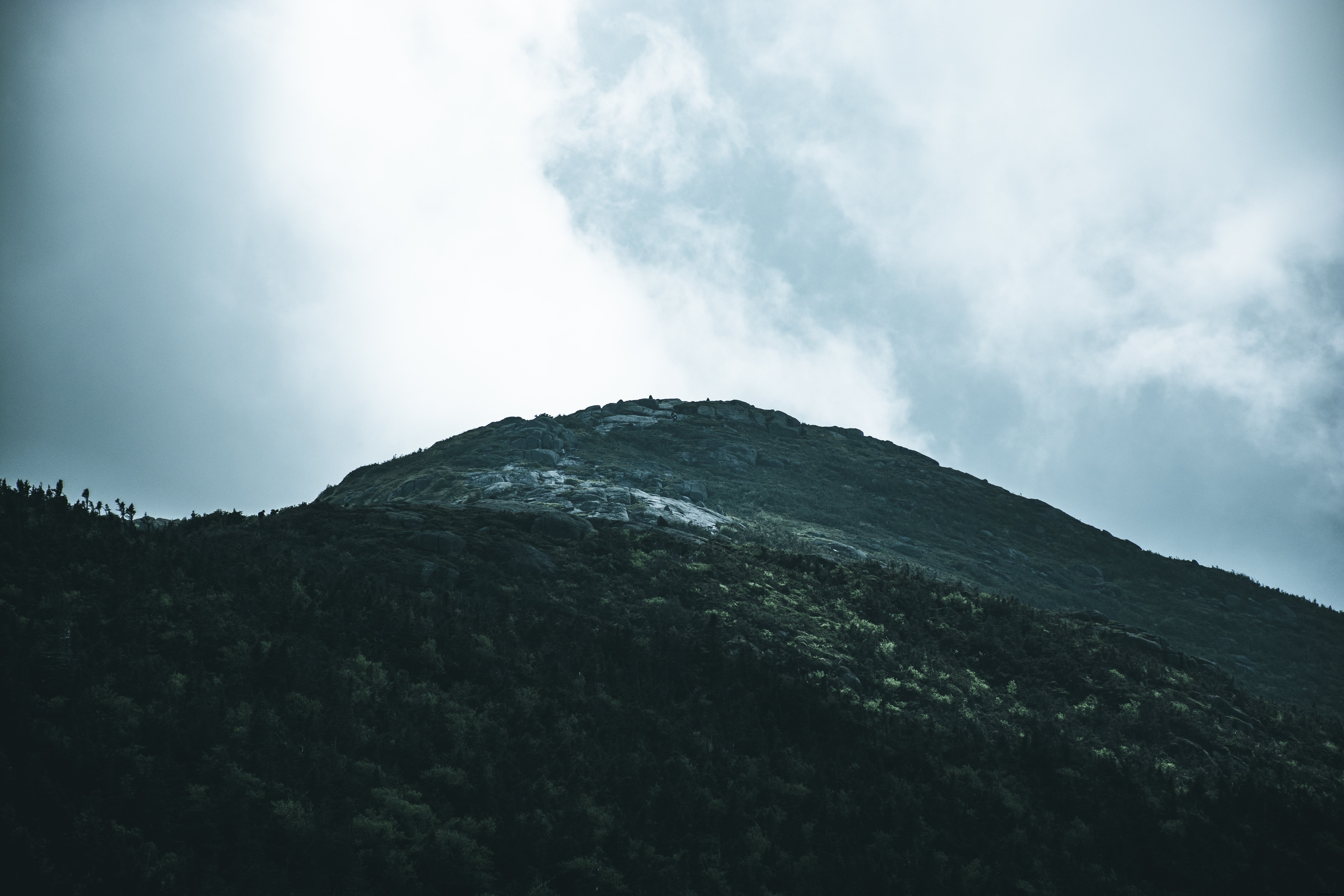Colline rocheuse sous un ciel gris