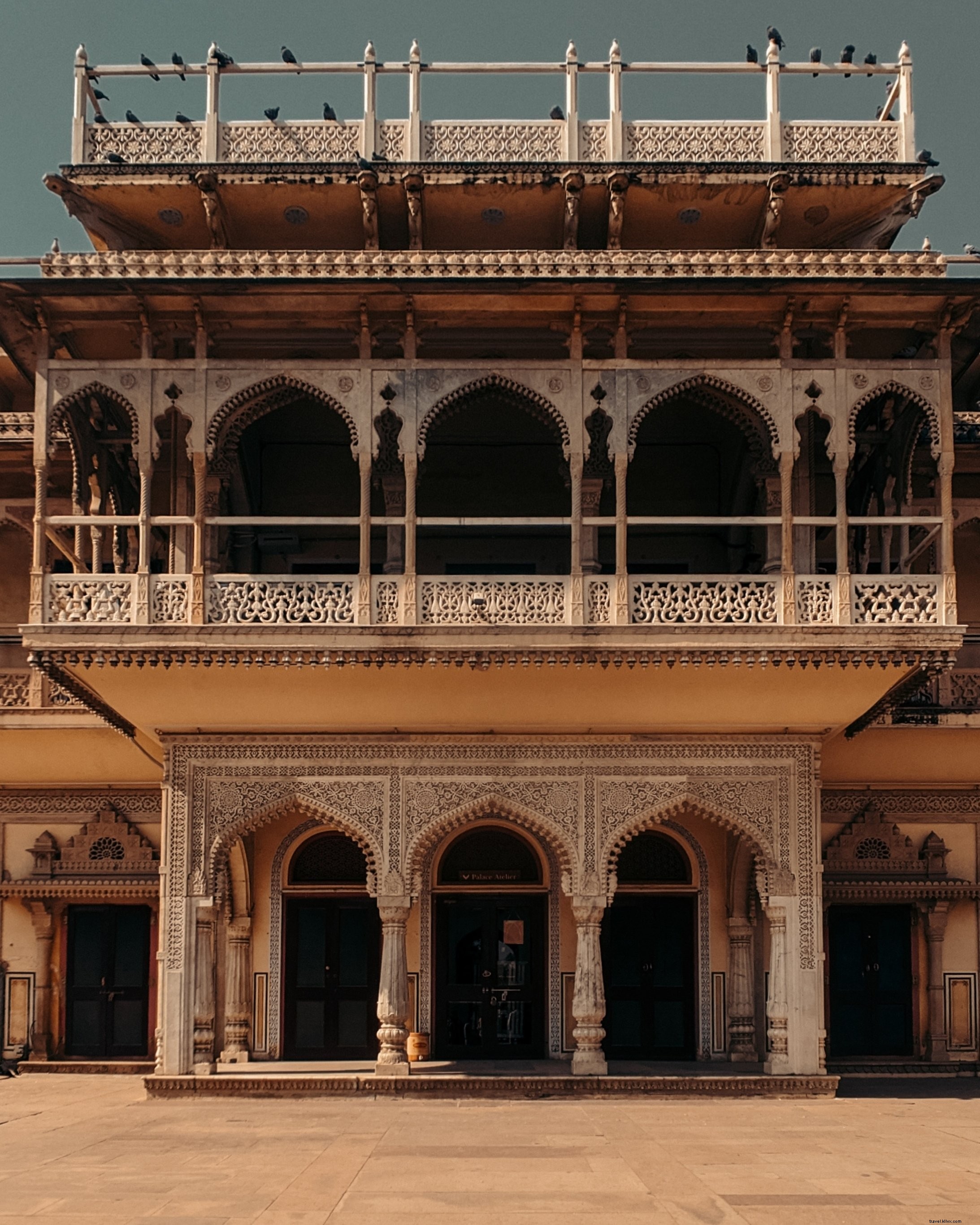 Photo d un bâtiment blanc aux arcades complexes
