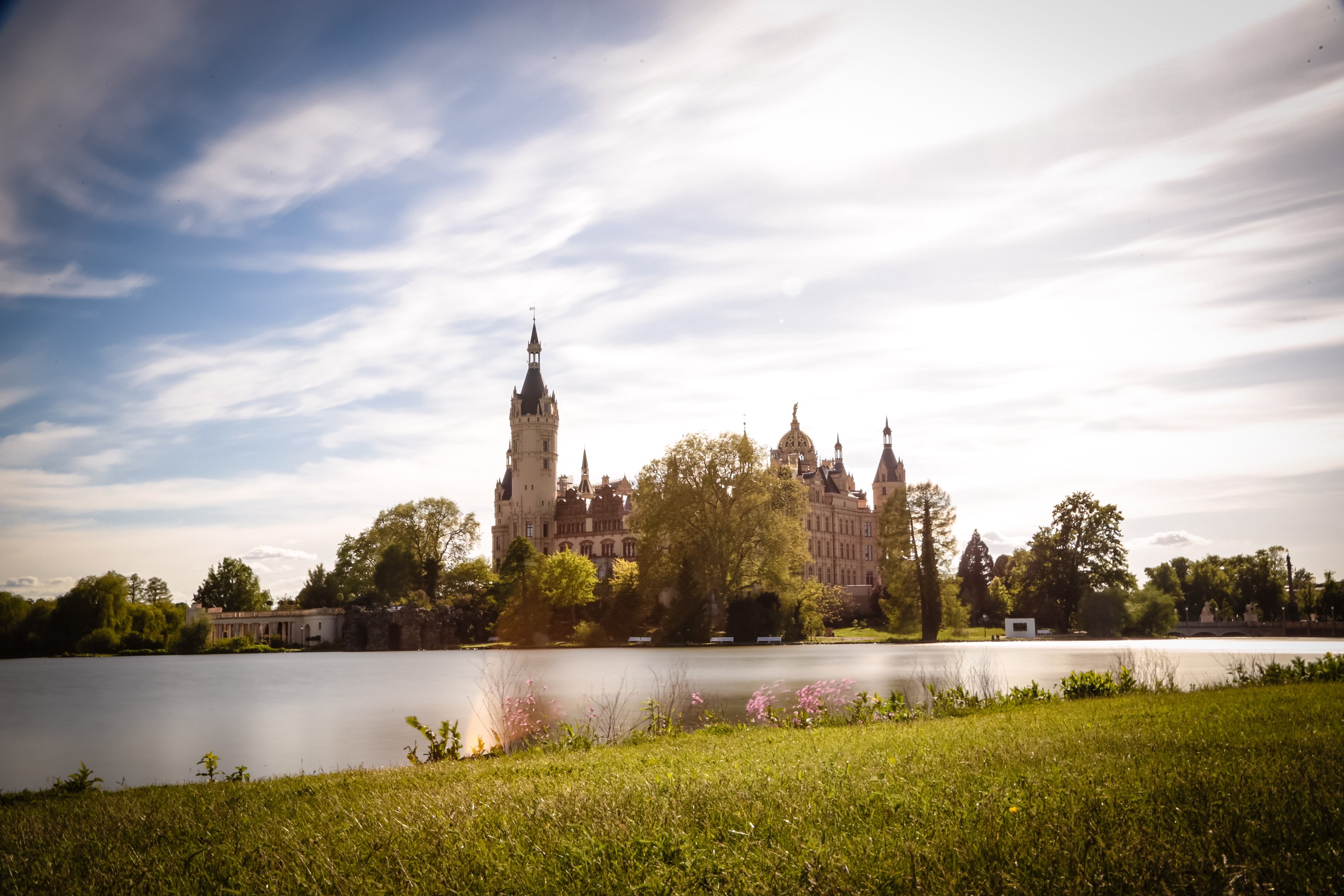 Photo d herbe verte au bord d un lac et d un château