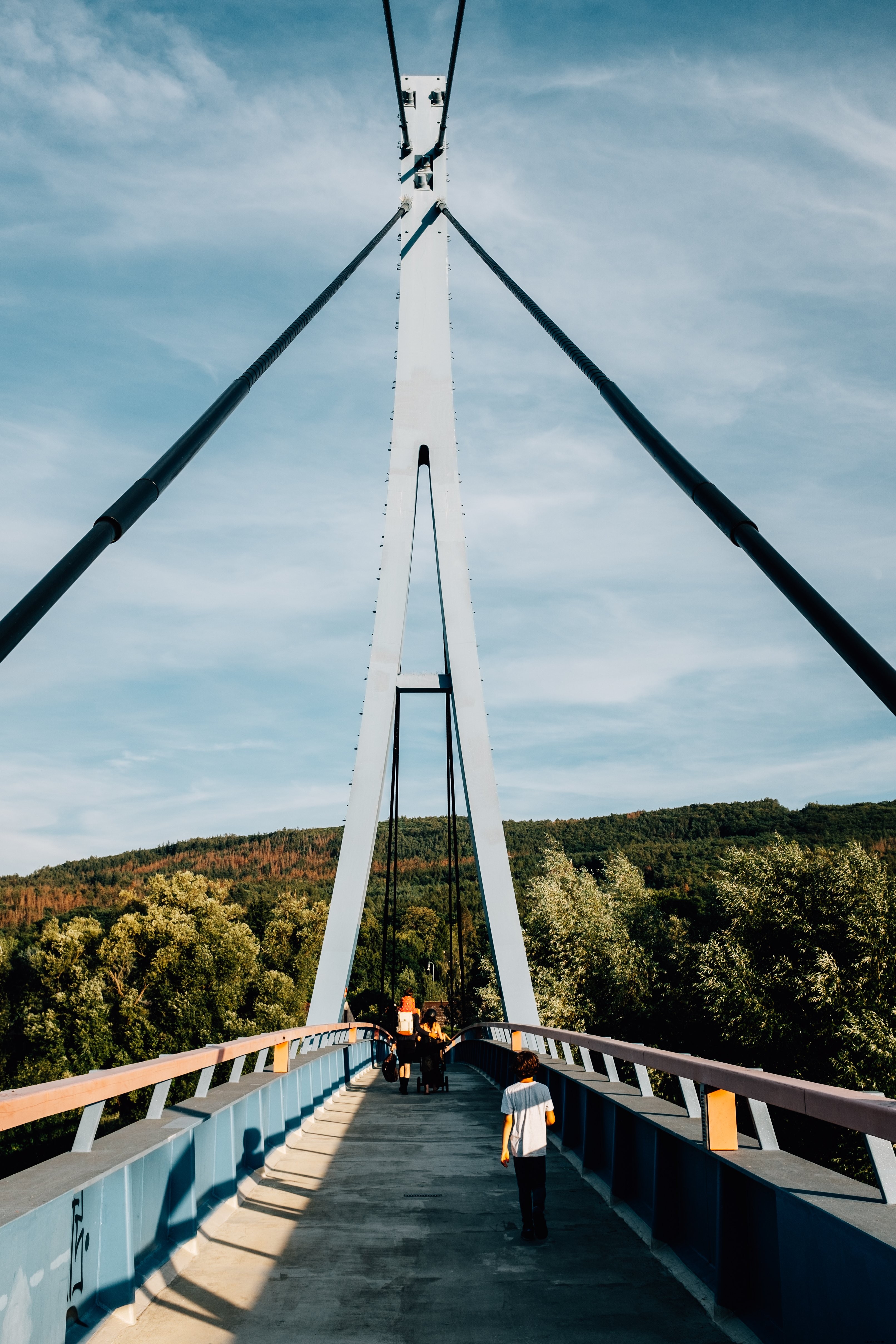 Une famille traversant le pont vers la forêt
