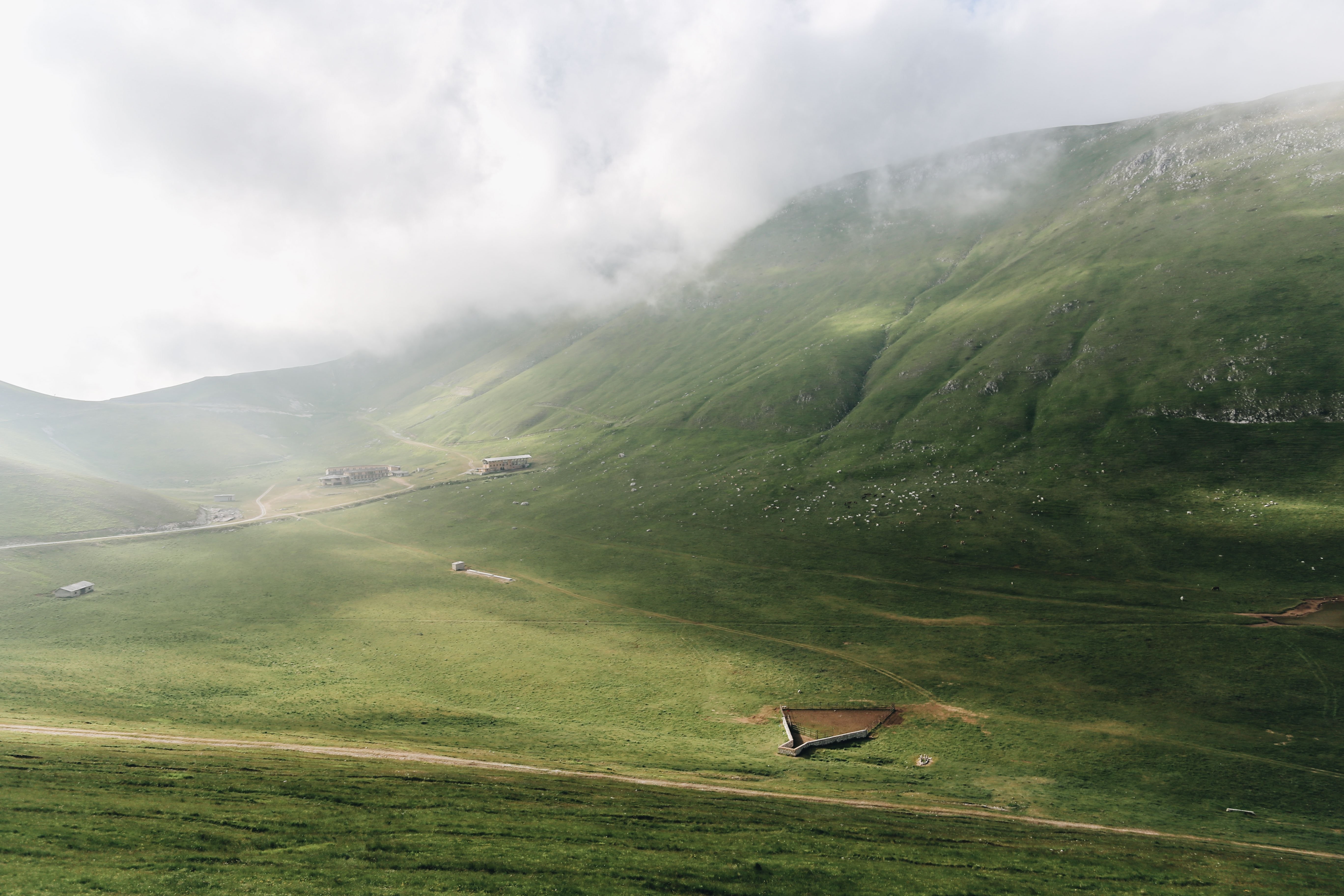 Photo : collines verdoyantes menant au ciel