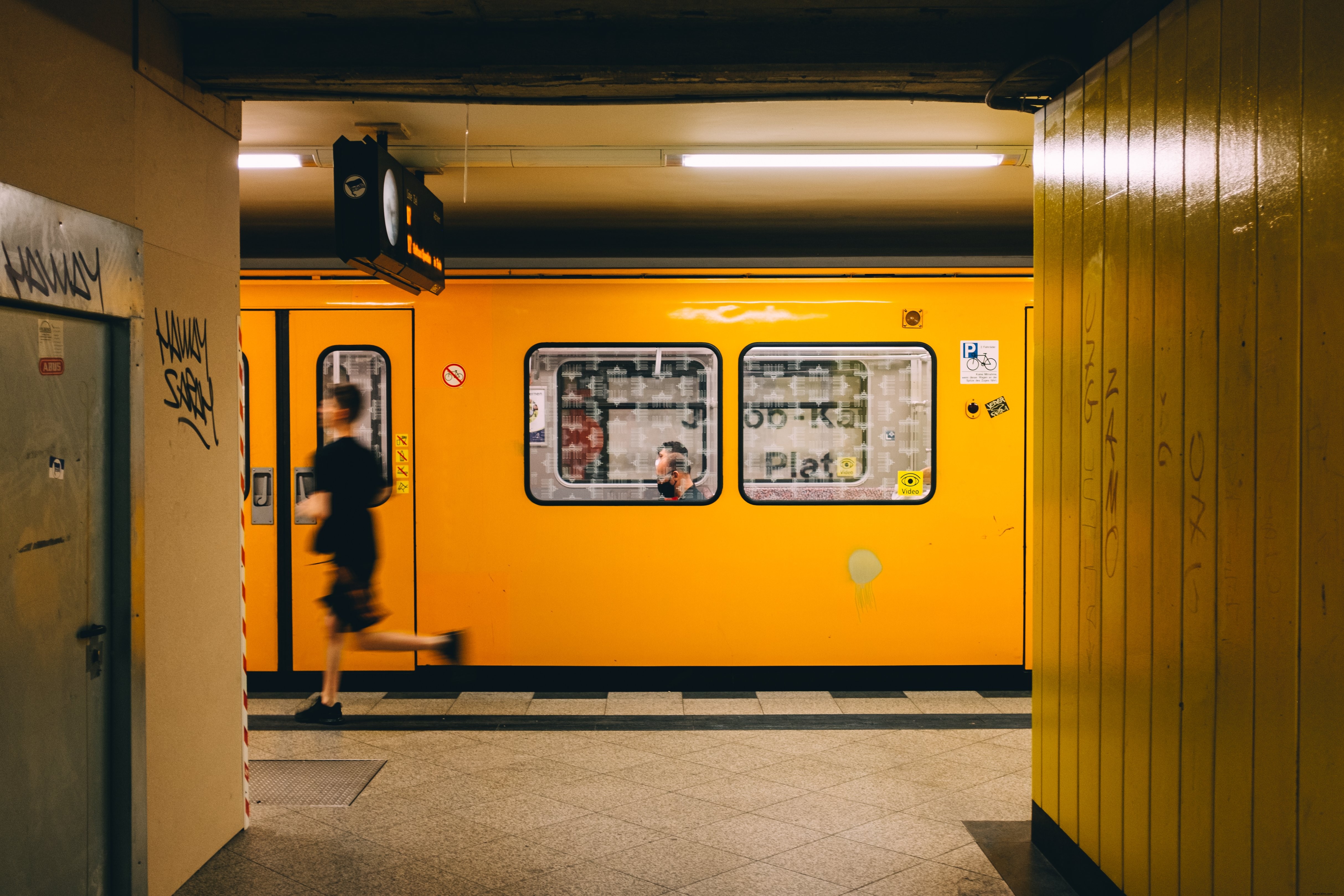 Photo : une personne qui se précipite sur le quai du métro