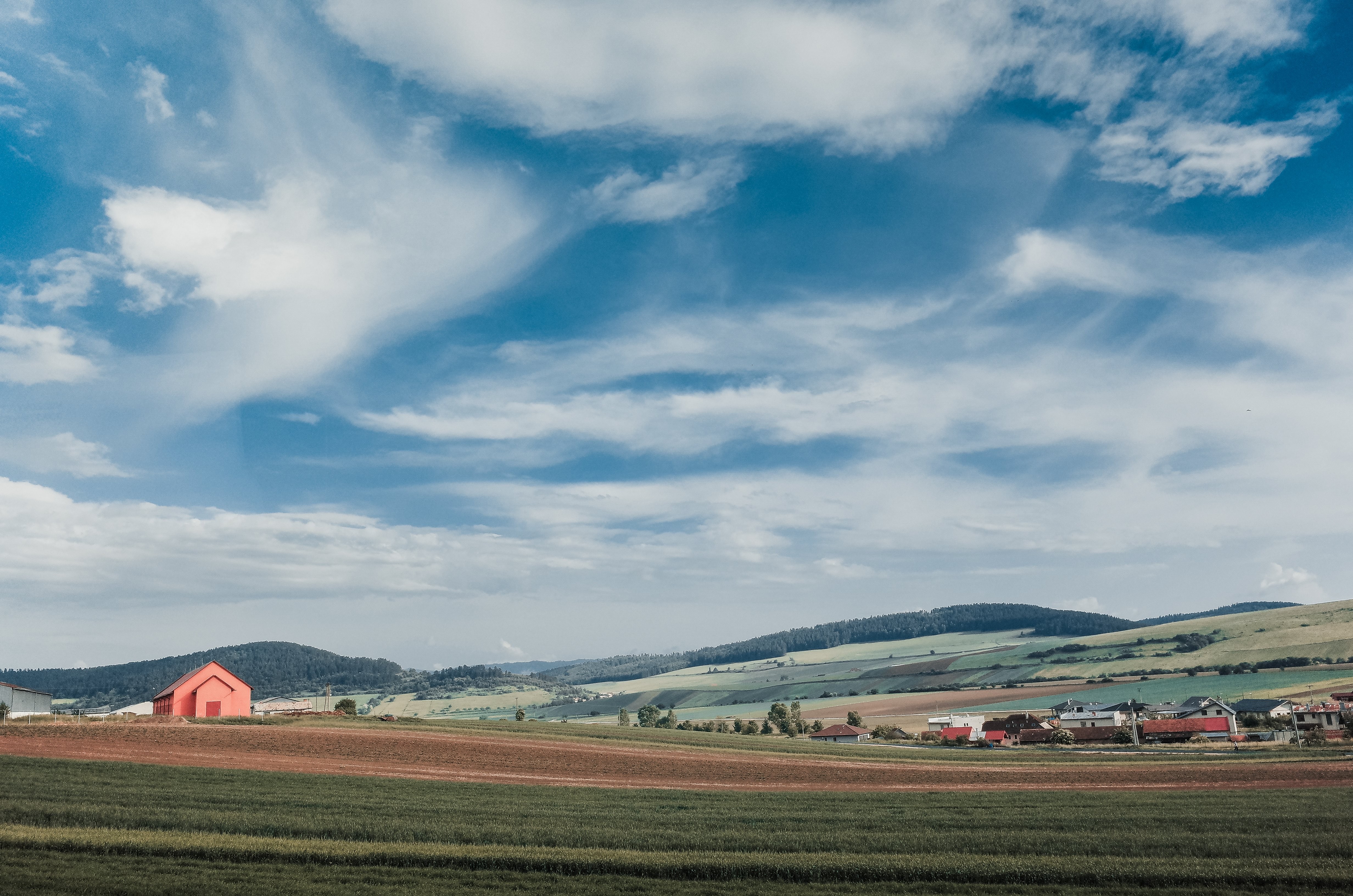 Photo d’un champ agricole sous un ciel bleu et des nuages blancs