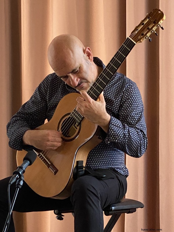 Un beau talent artistique à la guitare espagnole
