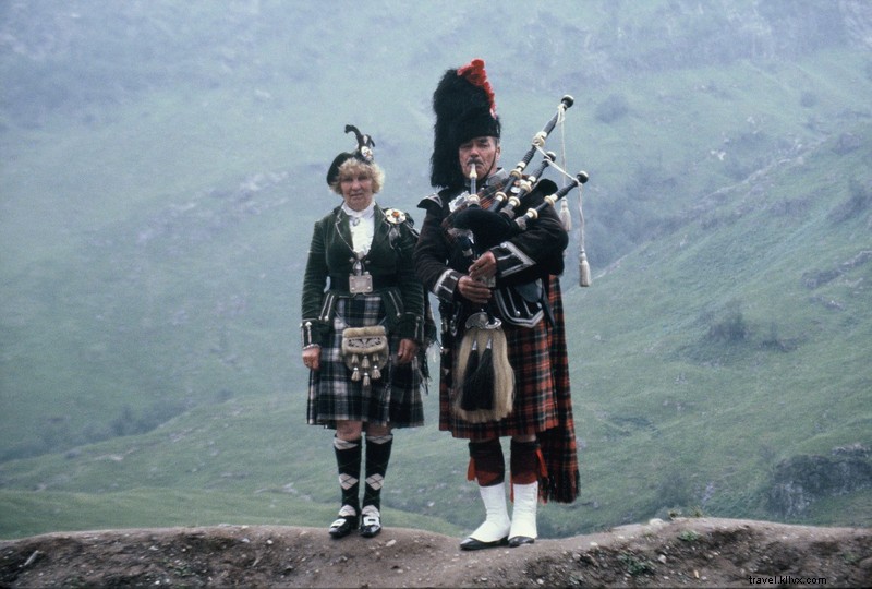Écossais en habit de cérémonie à Glen Coe