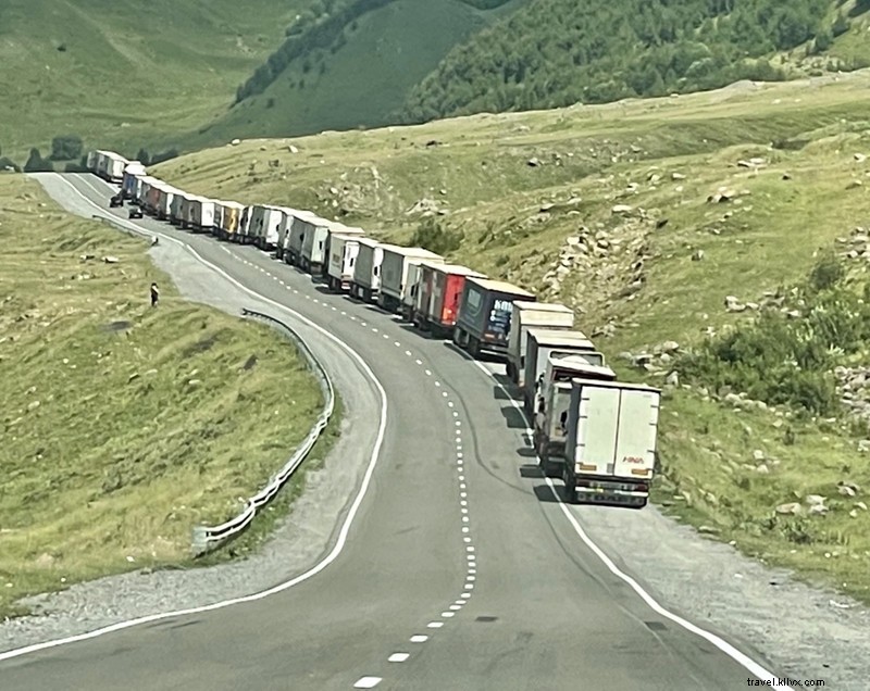 Camions prêts à entrer en Russie