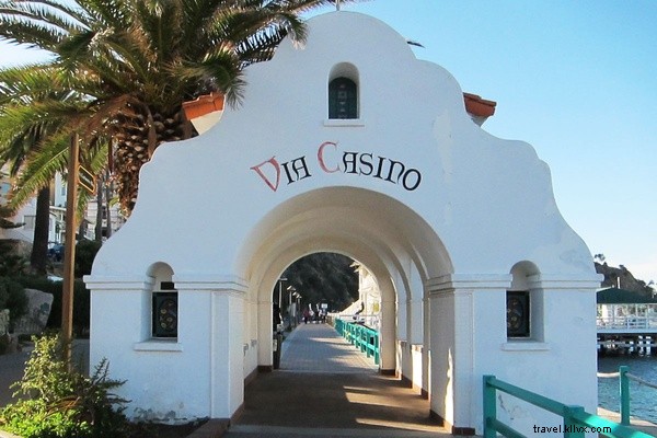 Le soleil et le noir se rencontrent sur l île de Catalina