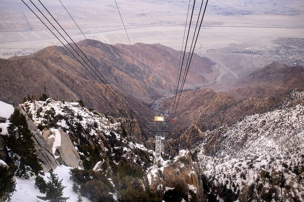 Des yeux rouges : de New York à Palm Springs