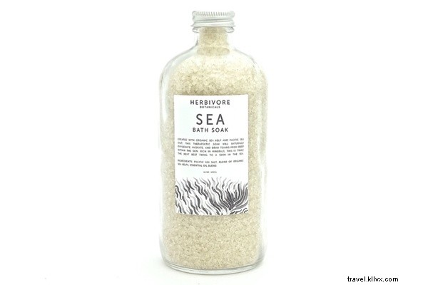 Elle vend du sel marin au bord de l océan