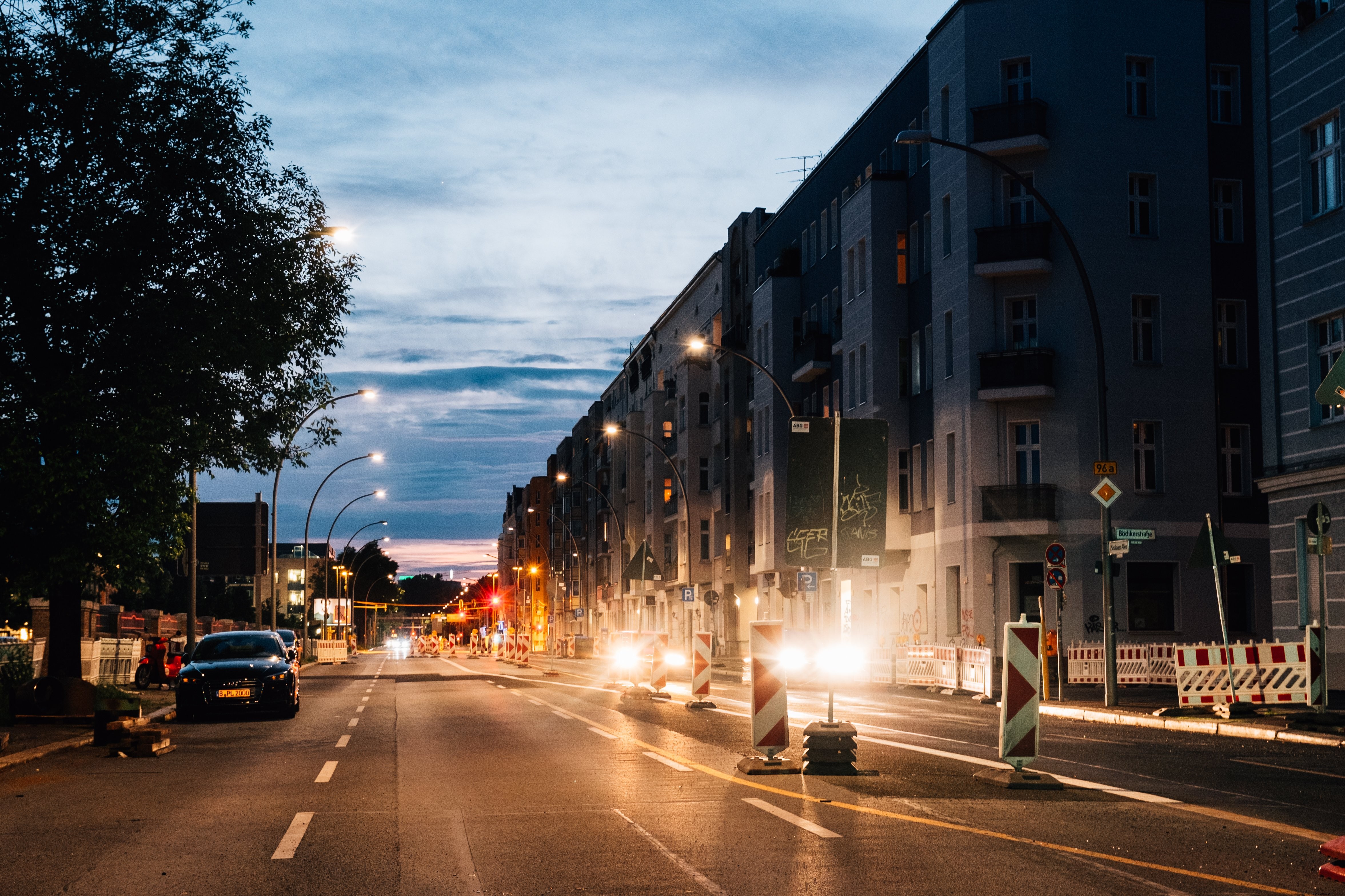 Photo de lumières vives dans une rue urbaine nocturne