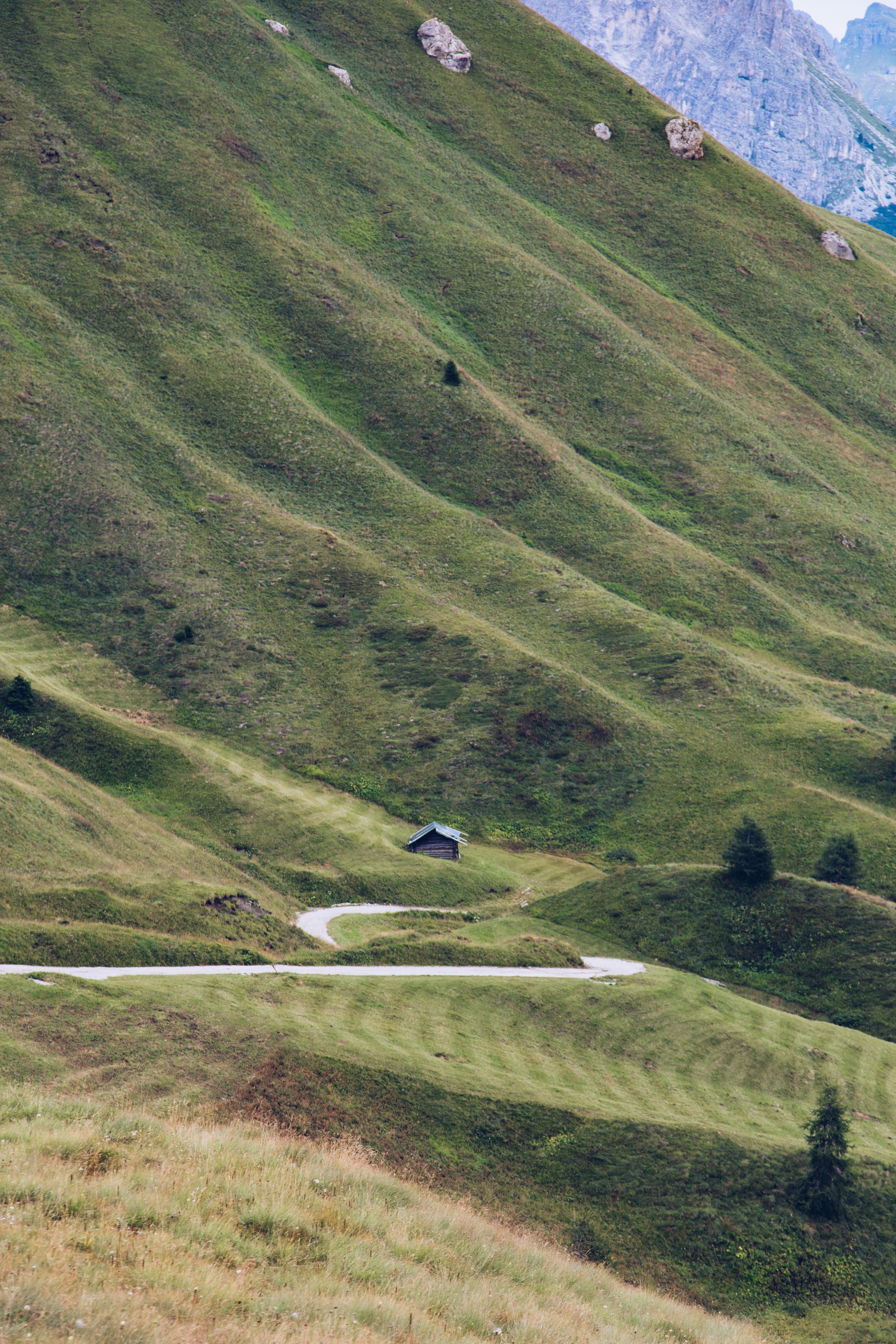 Photo d une petite cabane entourée de collines verdoyantes