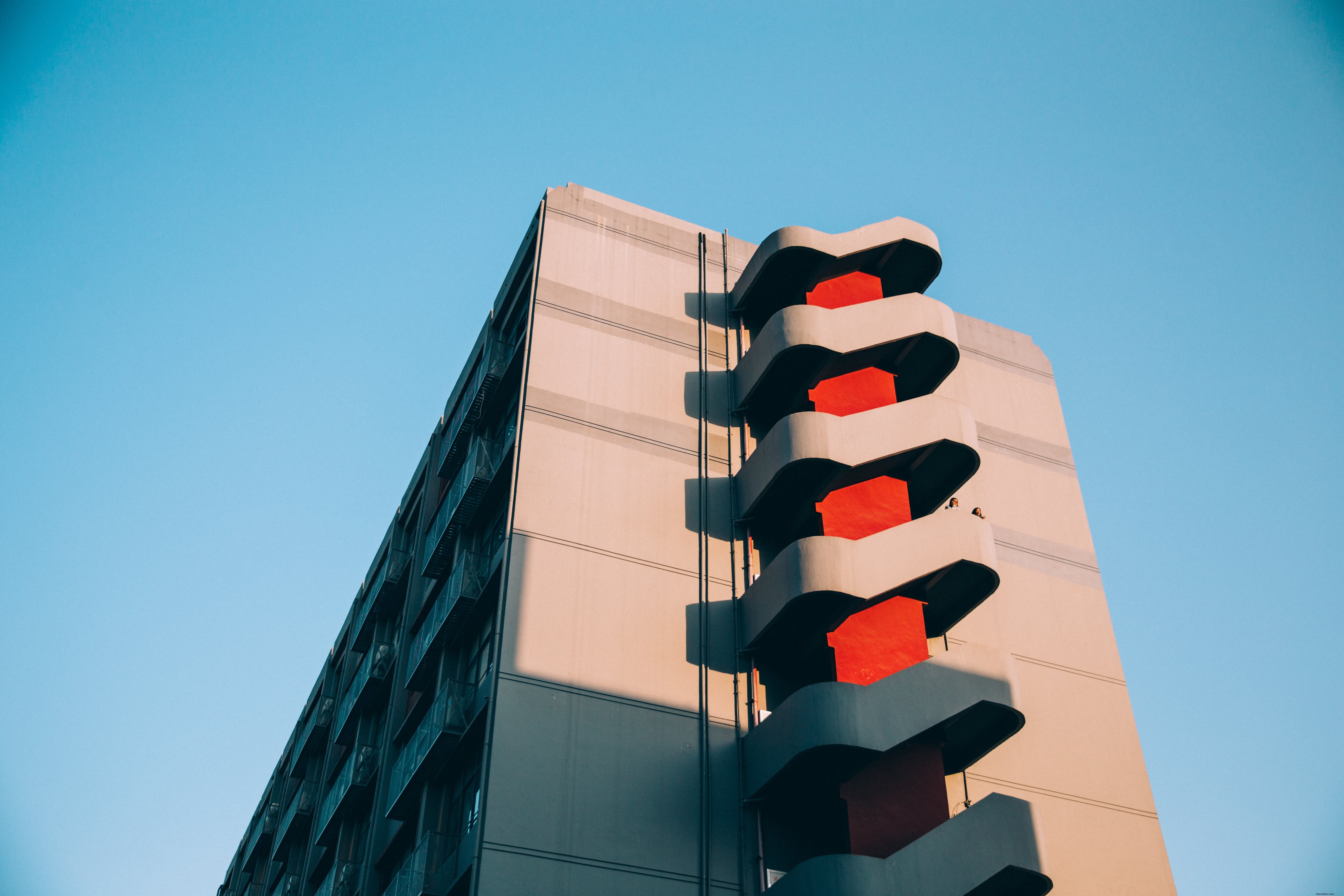 Photo d architecture moderne baignée de lumière solaire
