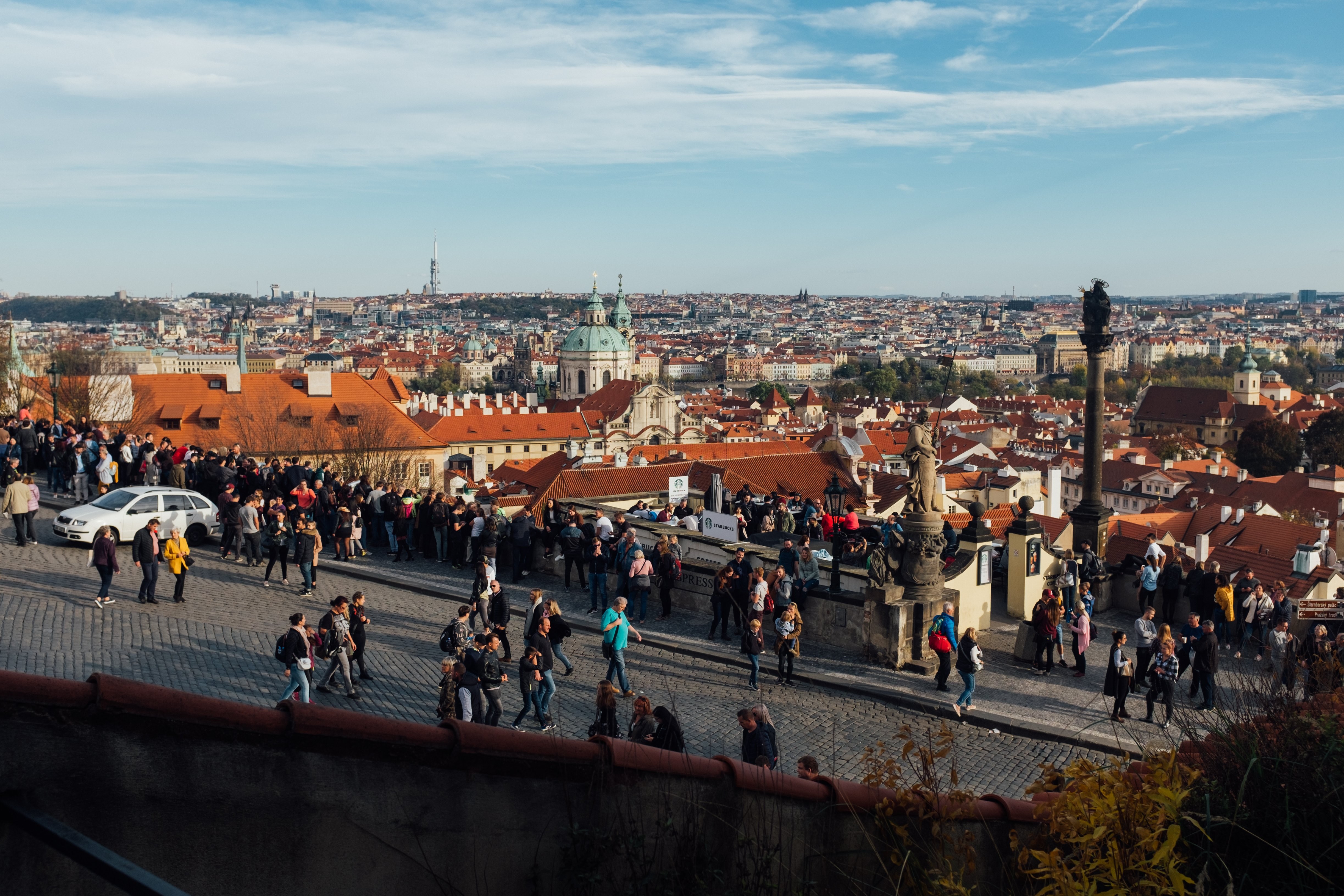 Des touristes traversent la photo de la ville