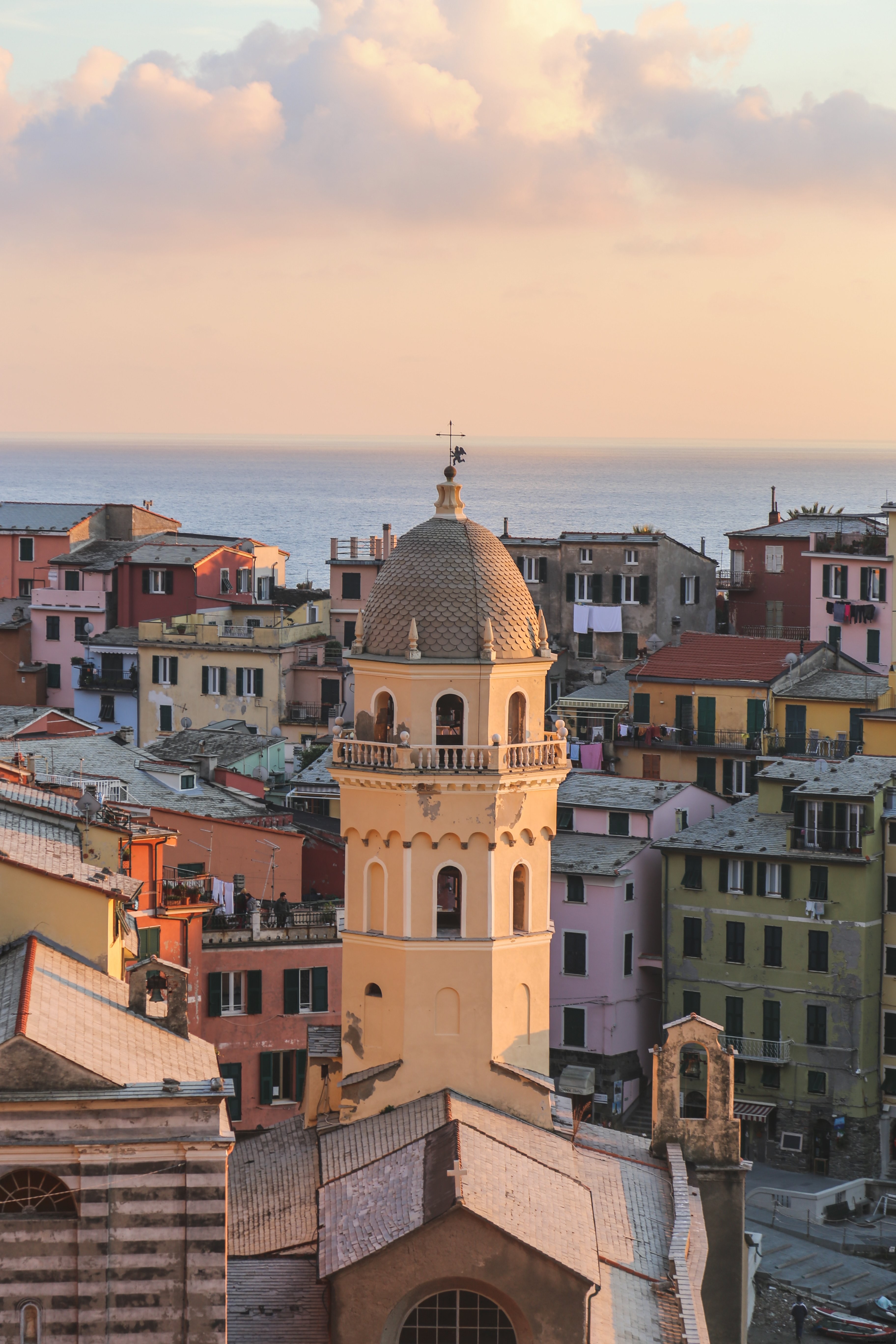 Photo du bâtiment de l église dominant Vernazza, Italie