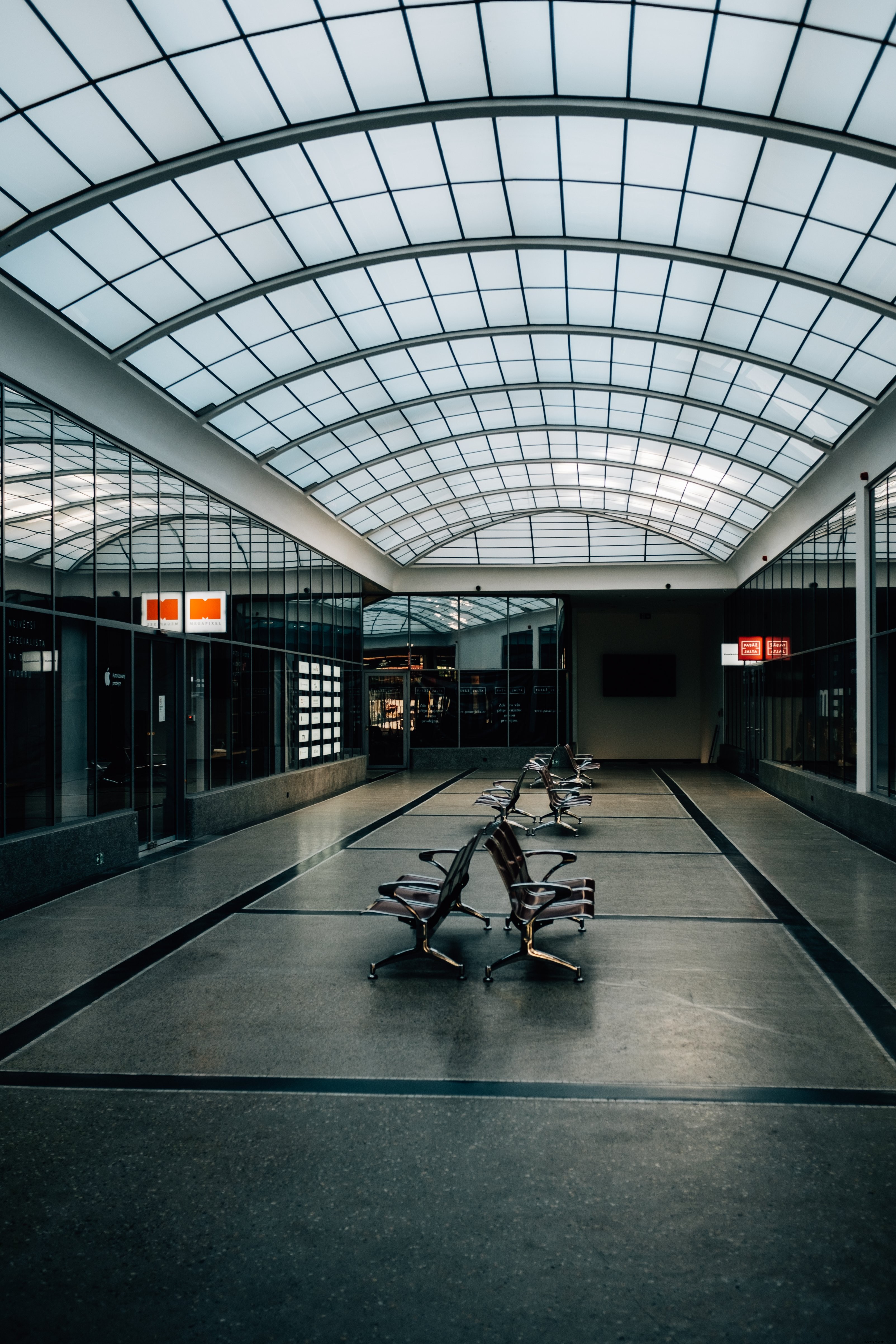 Photo d’une chaise vide dans une station abandonnée