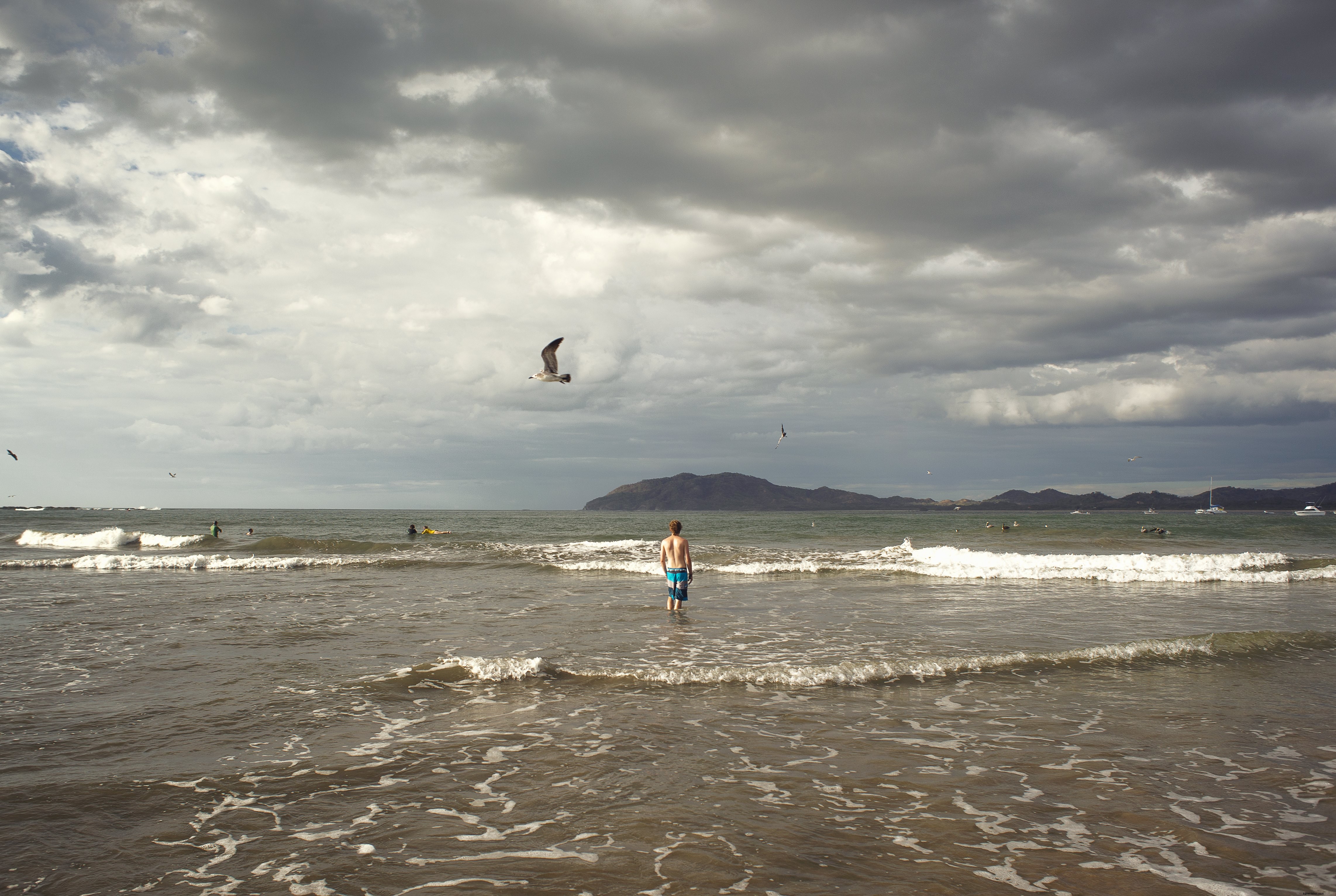 Plage sous un ciel nuageux