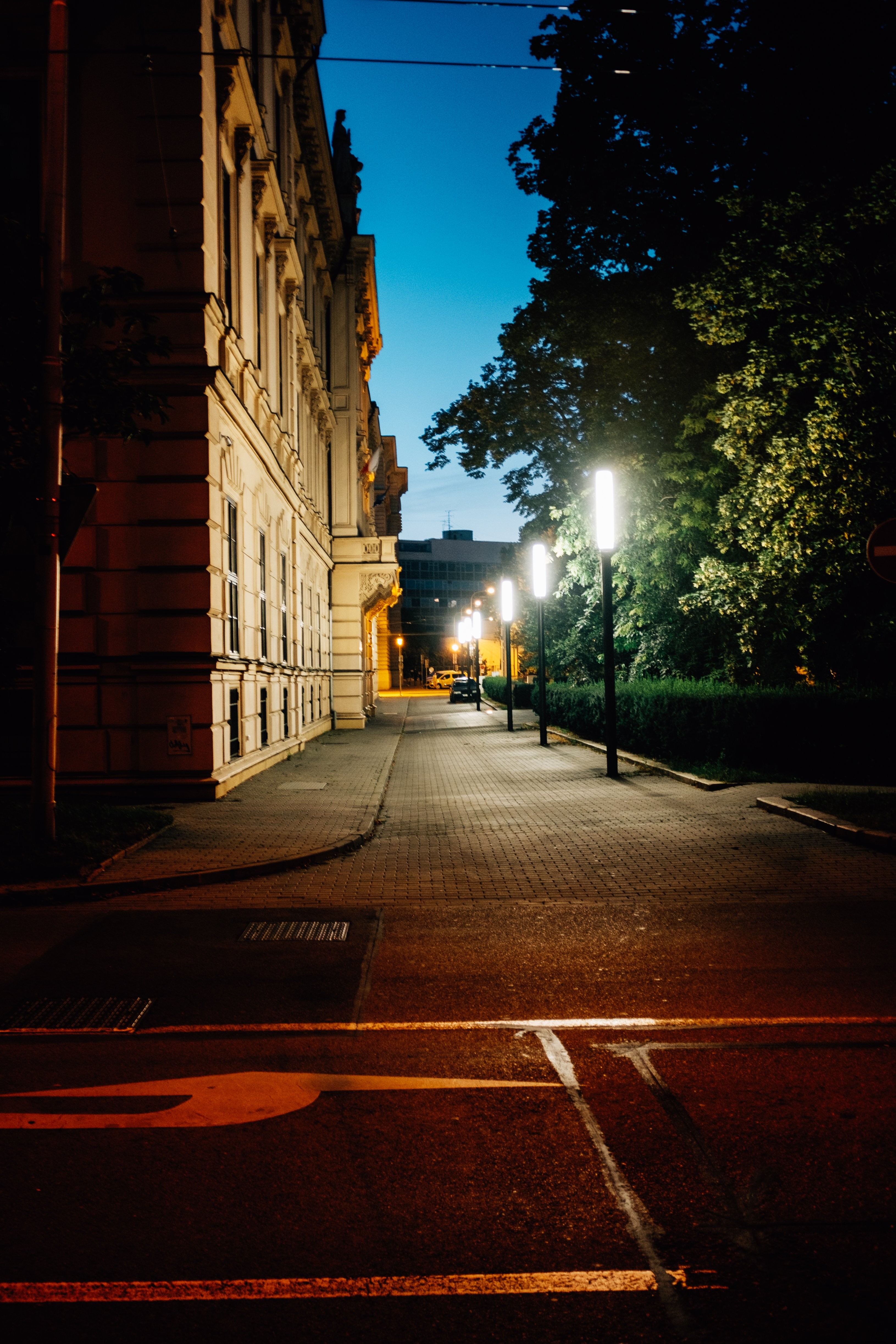 Photo d une rue étroite la nuit