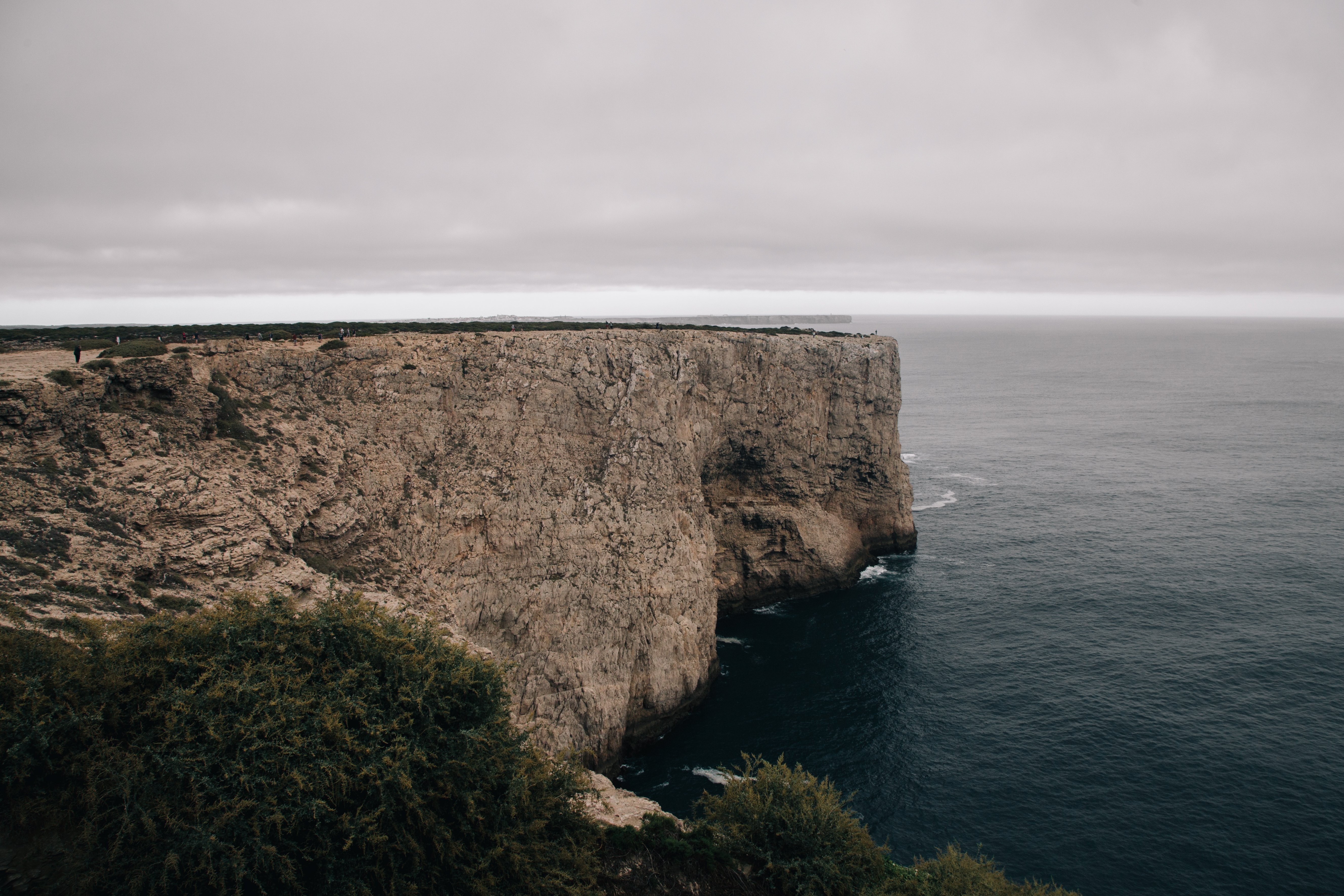 Une vaste plate-forme rocheuse s étend dans la mer grise et froide