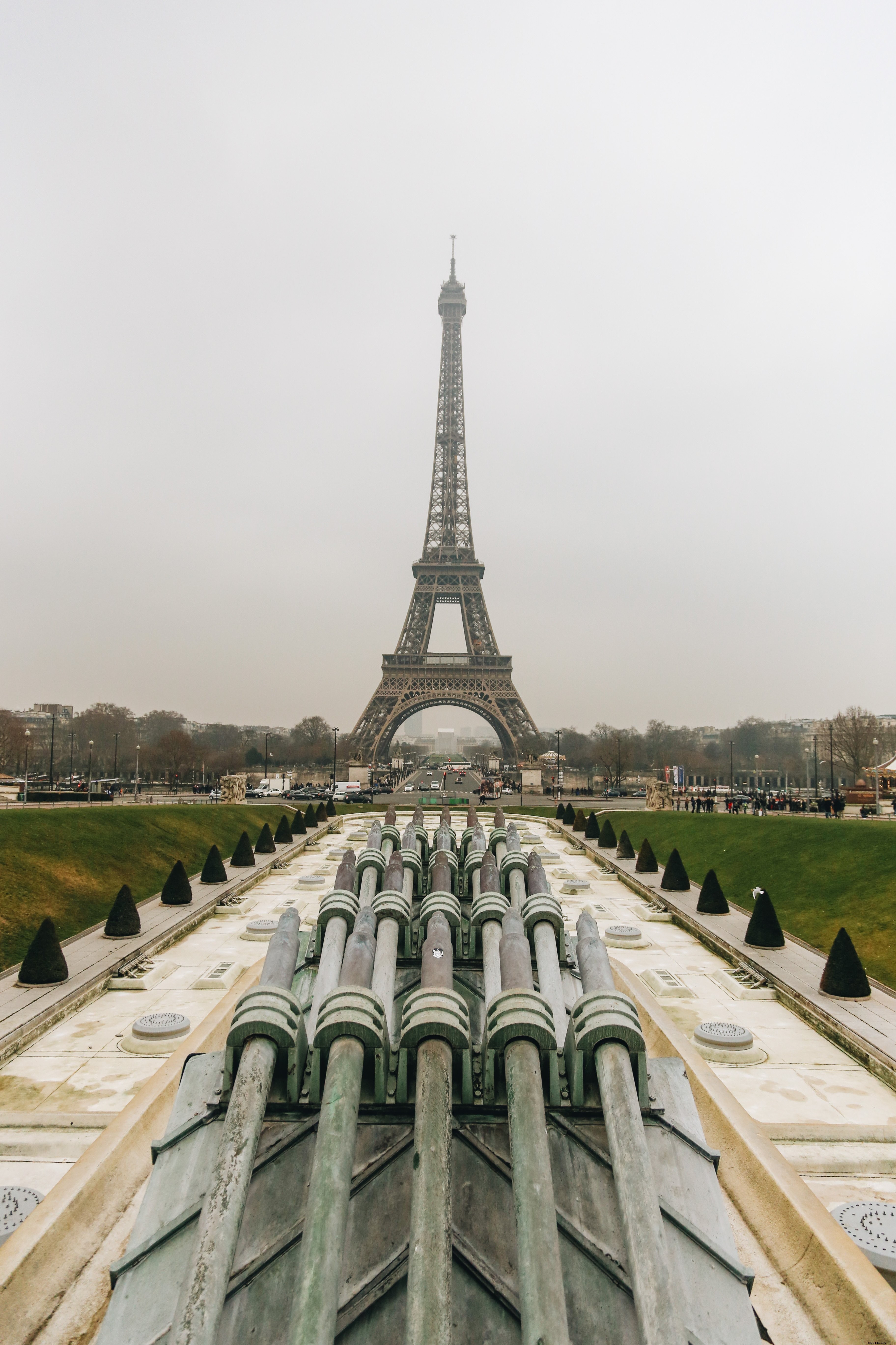 Photo de la Tour Eiffel sous un ciel nuageux
