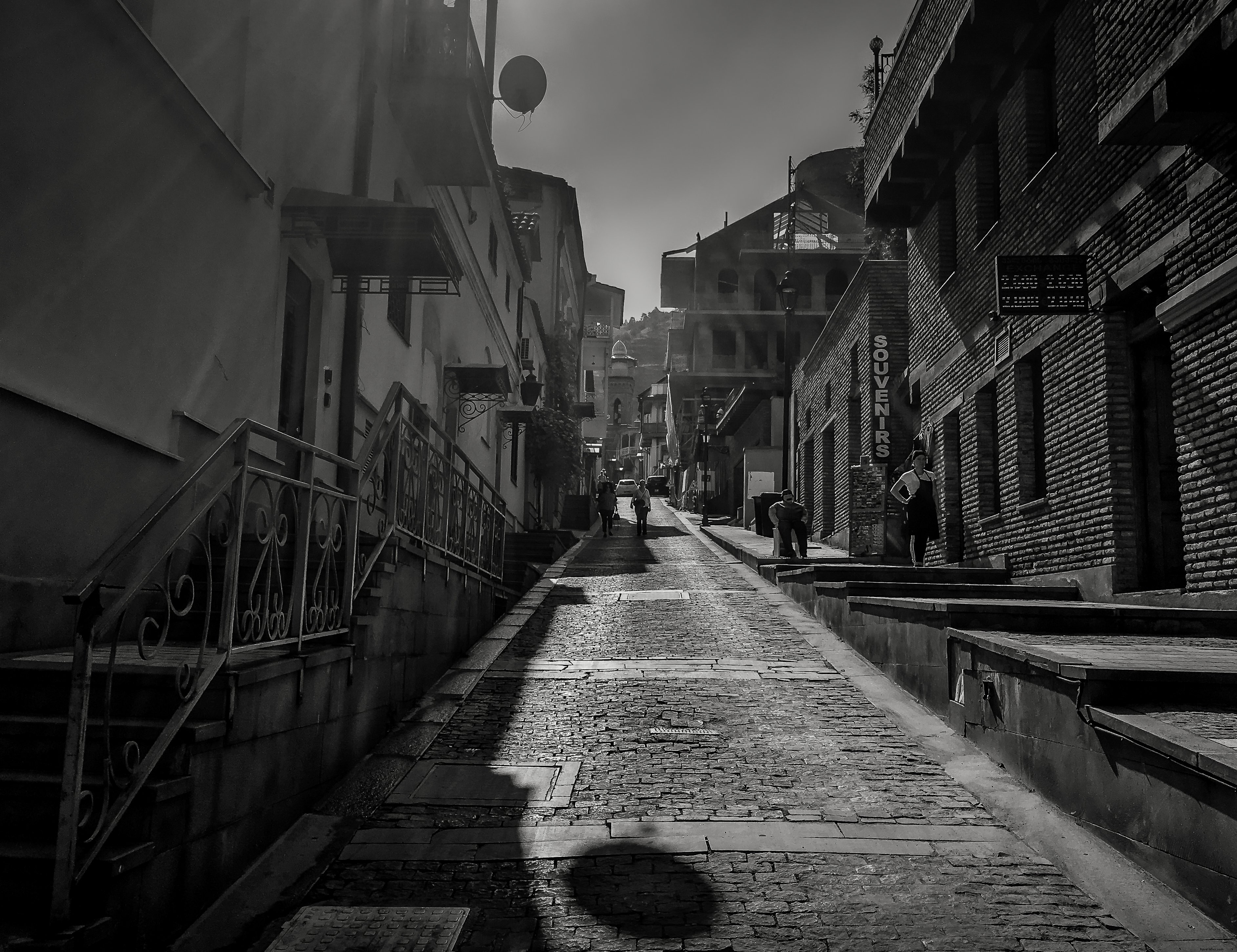 Photos en noir et blanc de ruelles pavées étroites
