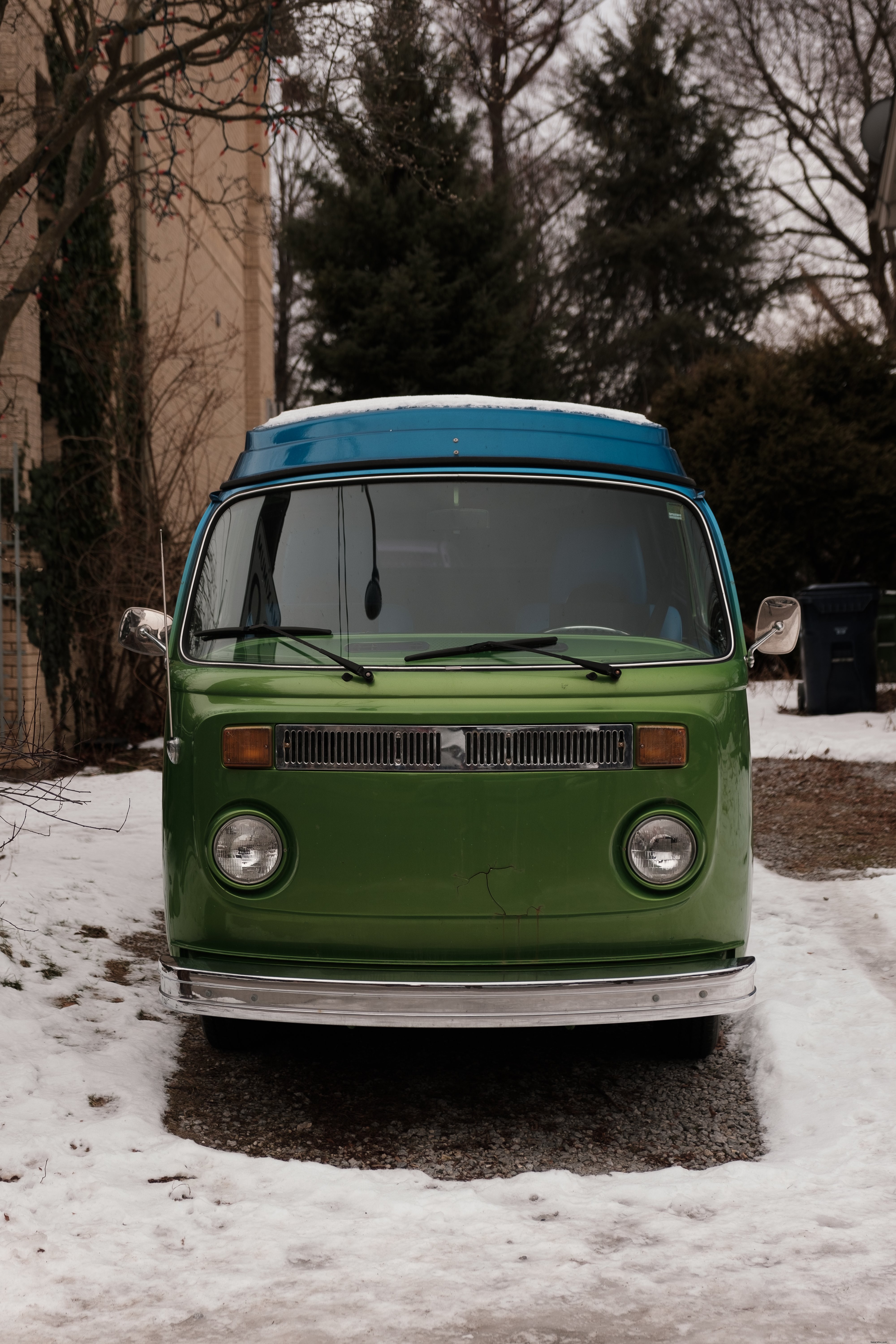Vue de face d un camping‑car vintage stationné