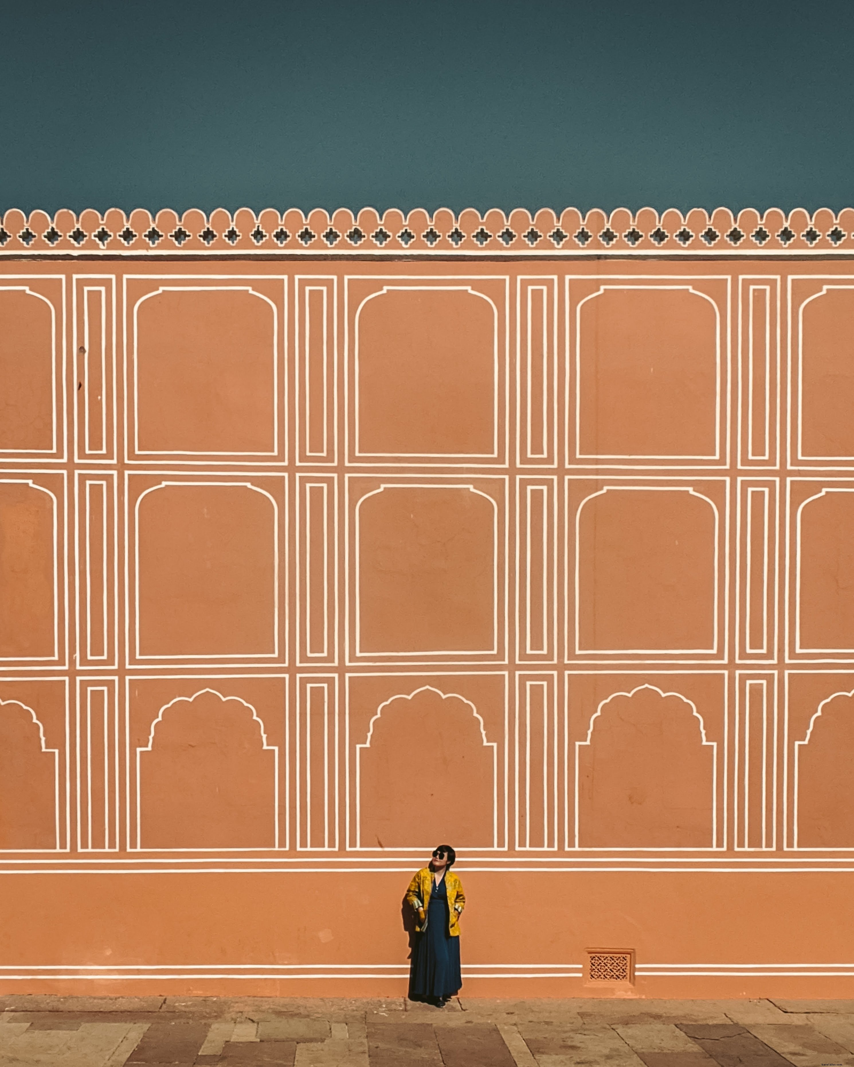 Une personne près d un grand mur orange recherche une photo