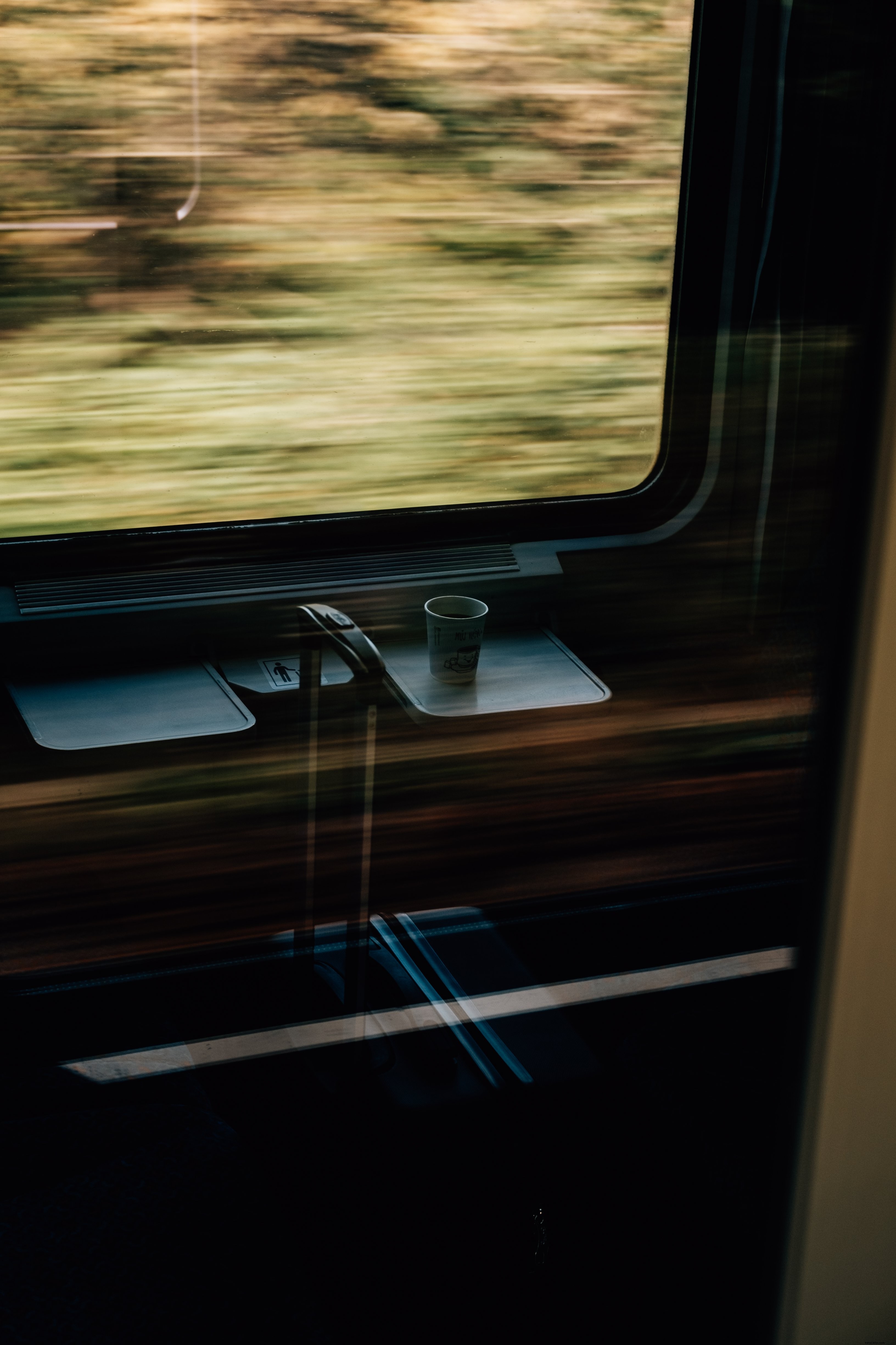 Papier blanc, tasse et valise sur un train à grande vitesse
