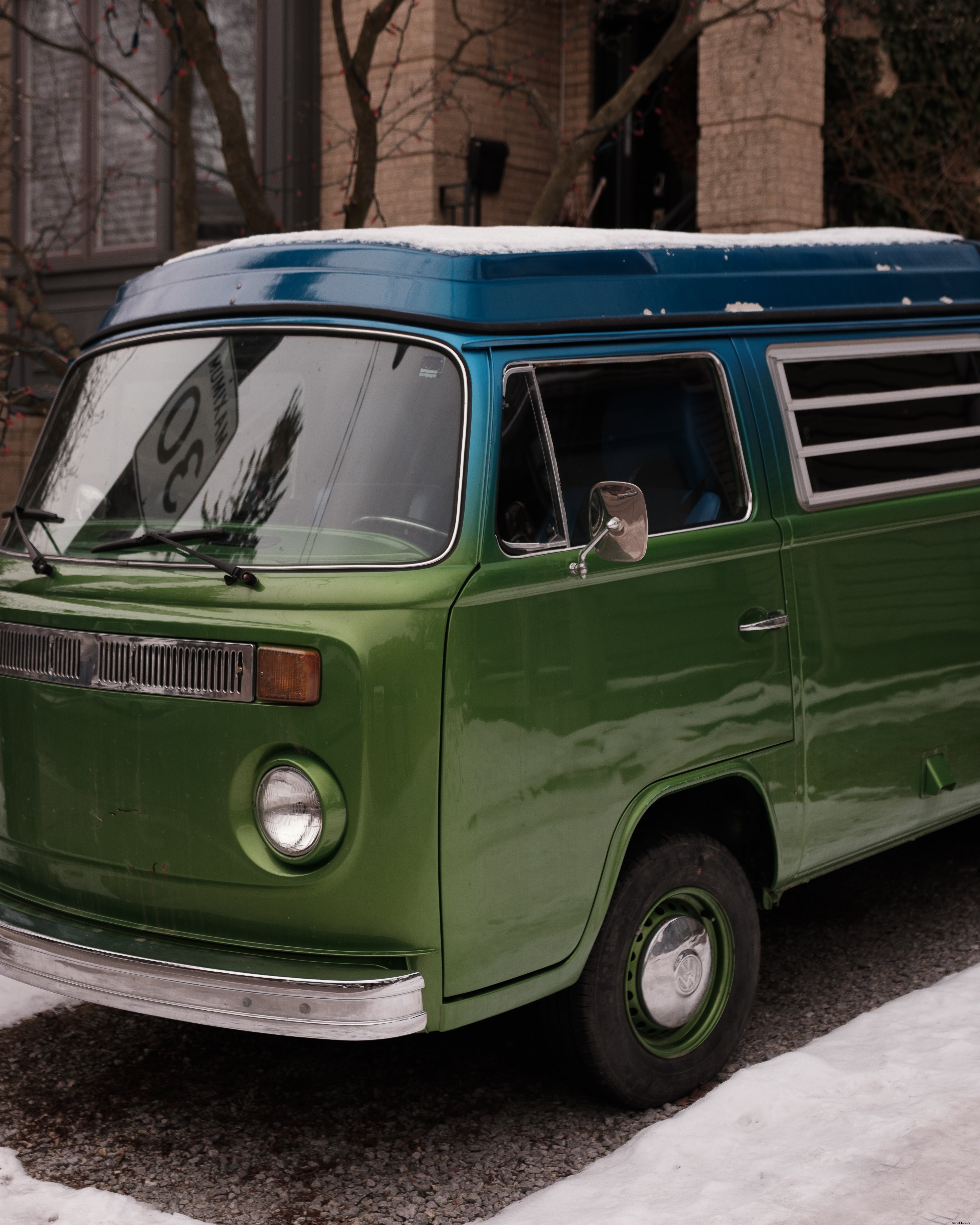 Camping-car vintage bleu et vert, stationné