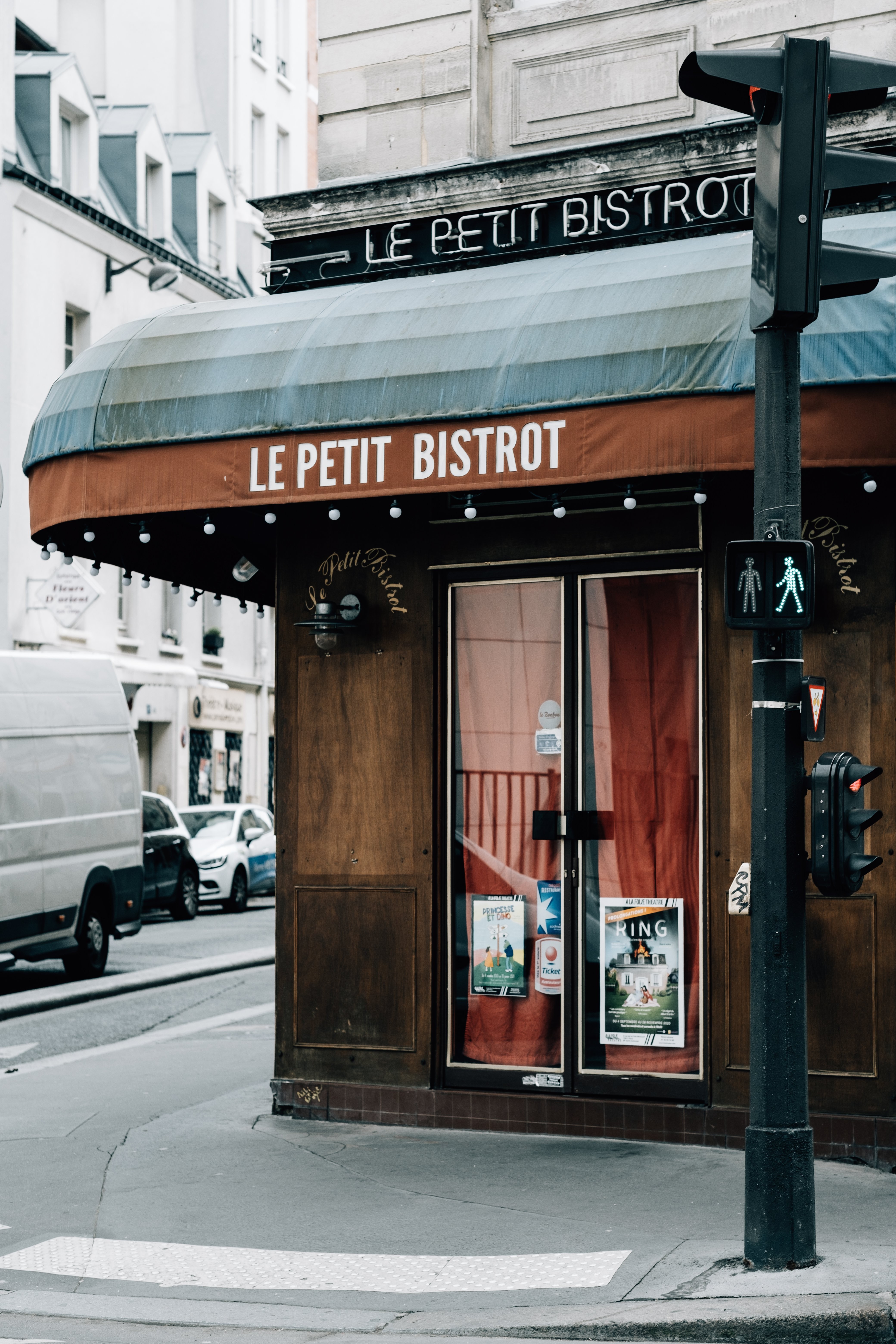 Photo de l entrée d un restaurant à l angle d une rue