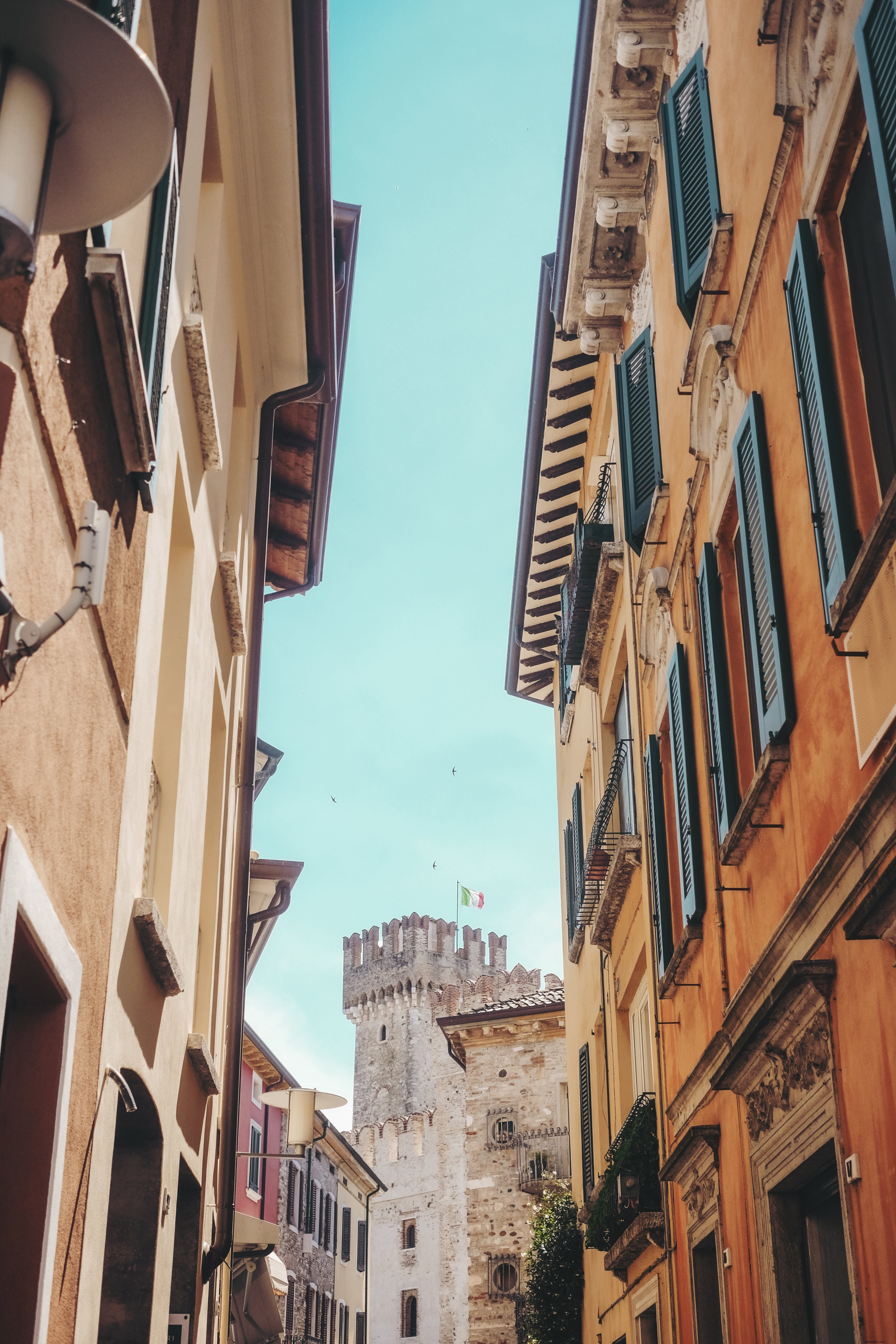 Ciel bleu sur des bâtiments colorés et un château